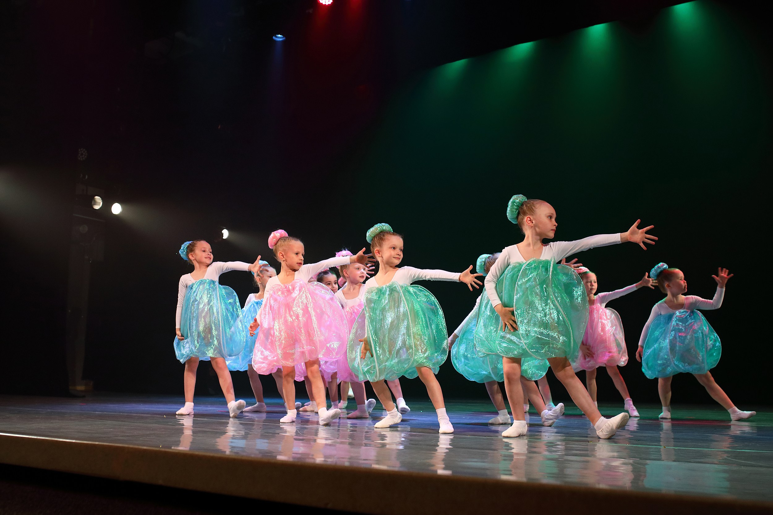 Репортажная фотосессия сцены. Свадебный и семейный фотограф и видеограф в Екатеринбурге Полянские Тимур и Анастасия