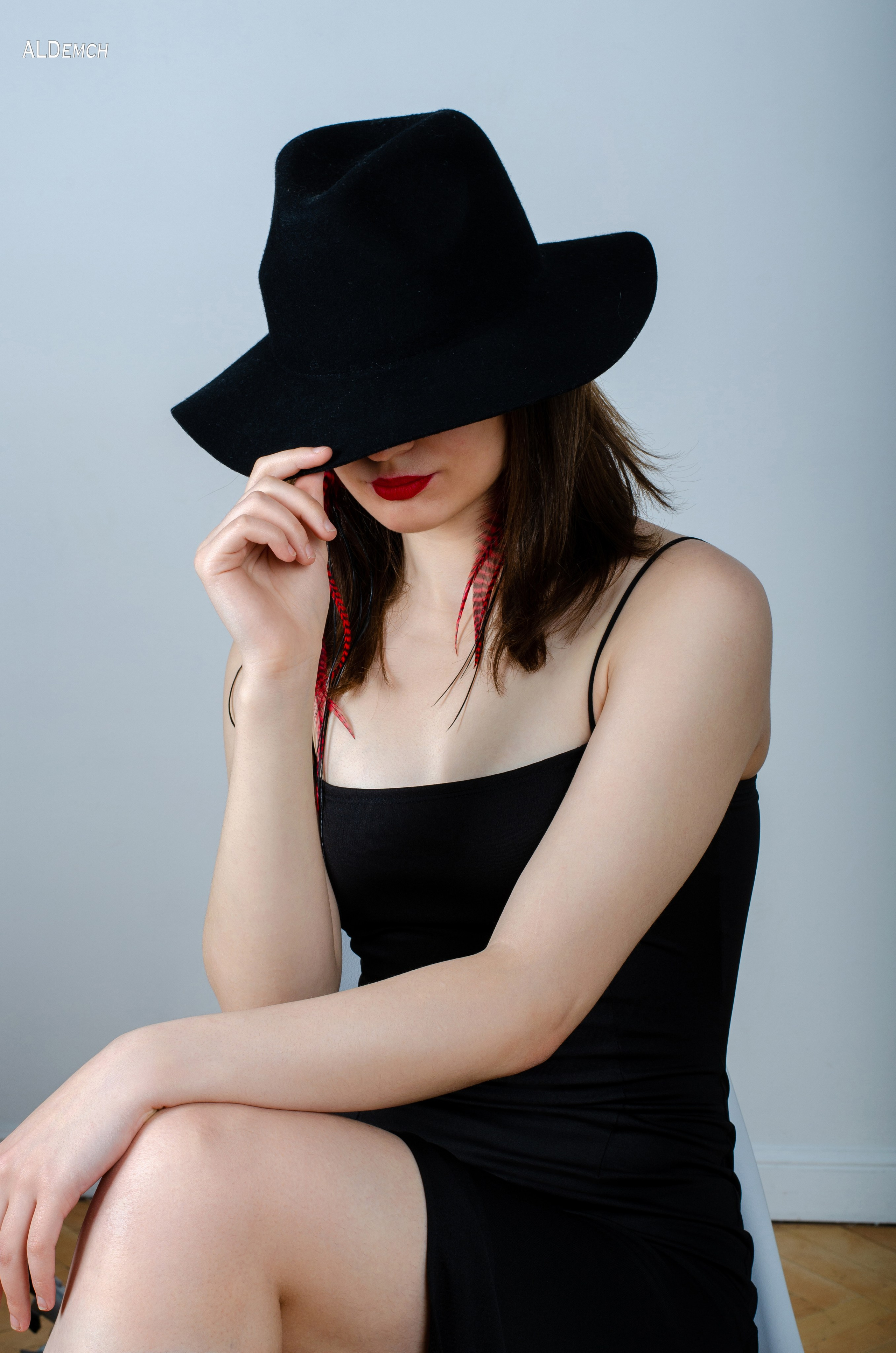 Фотосессия девушки в чёрном платье в Москве метро Окружная