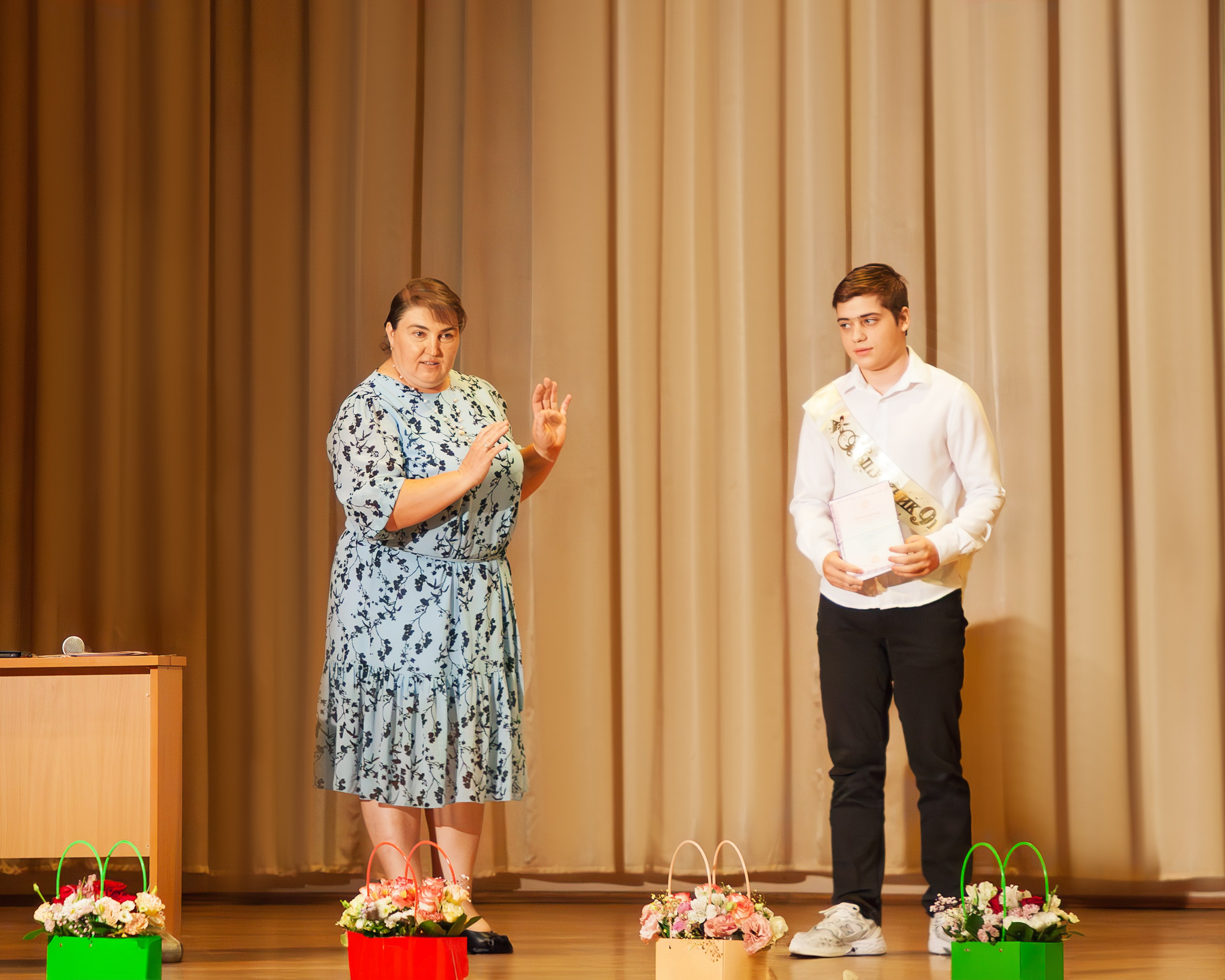 498 школа вручение дипломов, 2024. Выпускные альбомы и школьный фотограф в Подольске, Троицке, Щербинке, Москве и Московской области