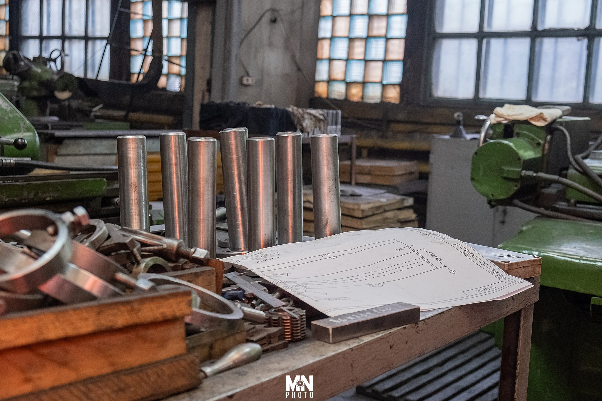 Рабочее место токаря с инструментами и заготовками.