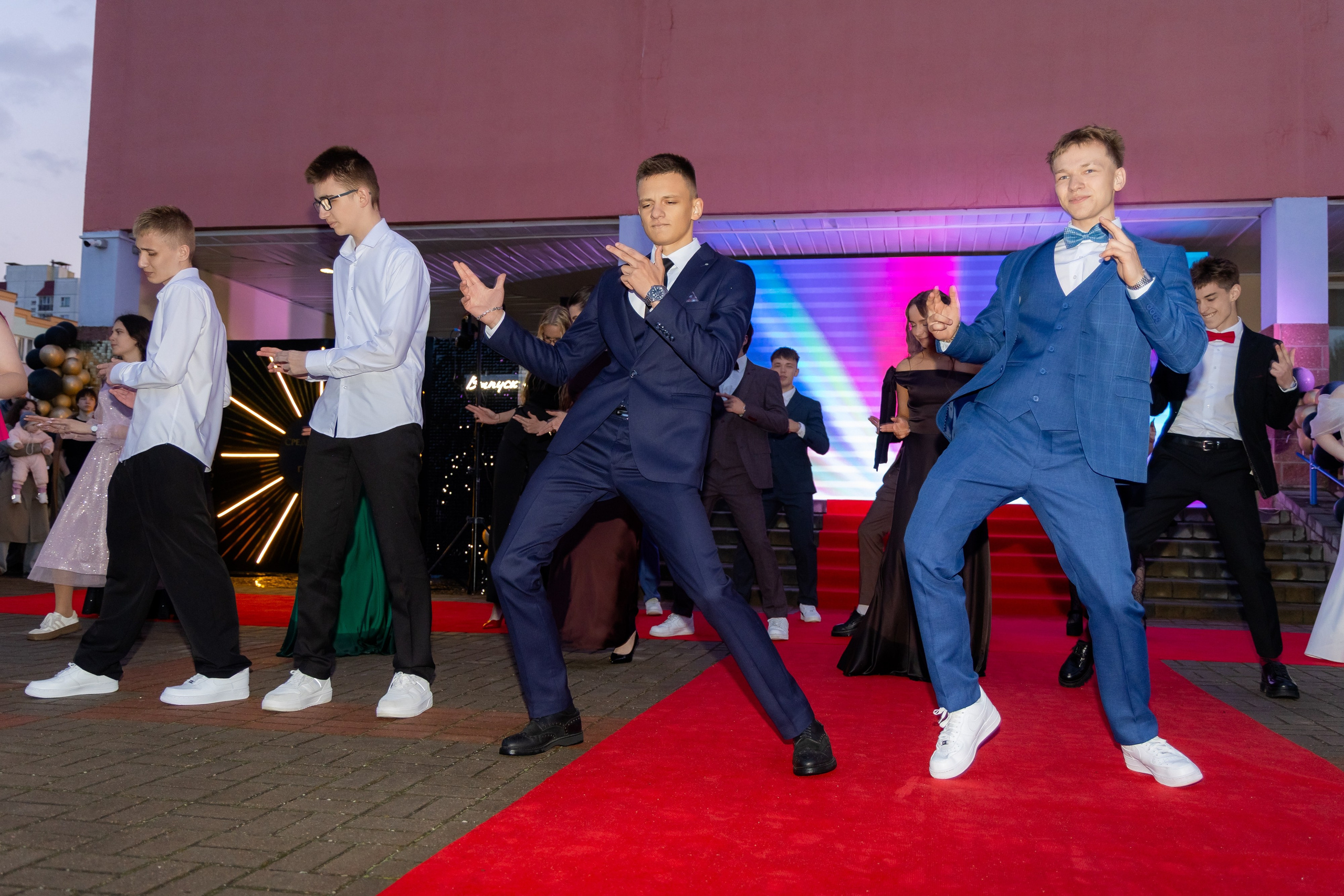 Школьный выпускной 2025 год в Минске, Беларуси. Свадебный фотограф в Минске/Беларуси Сергей Спиридонов
