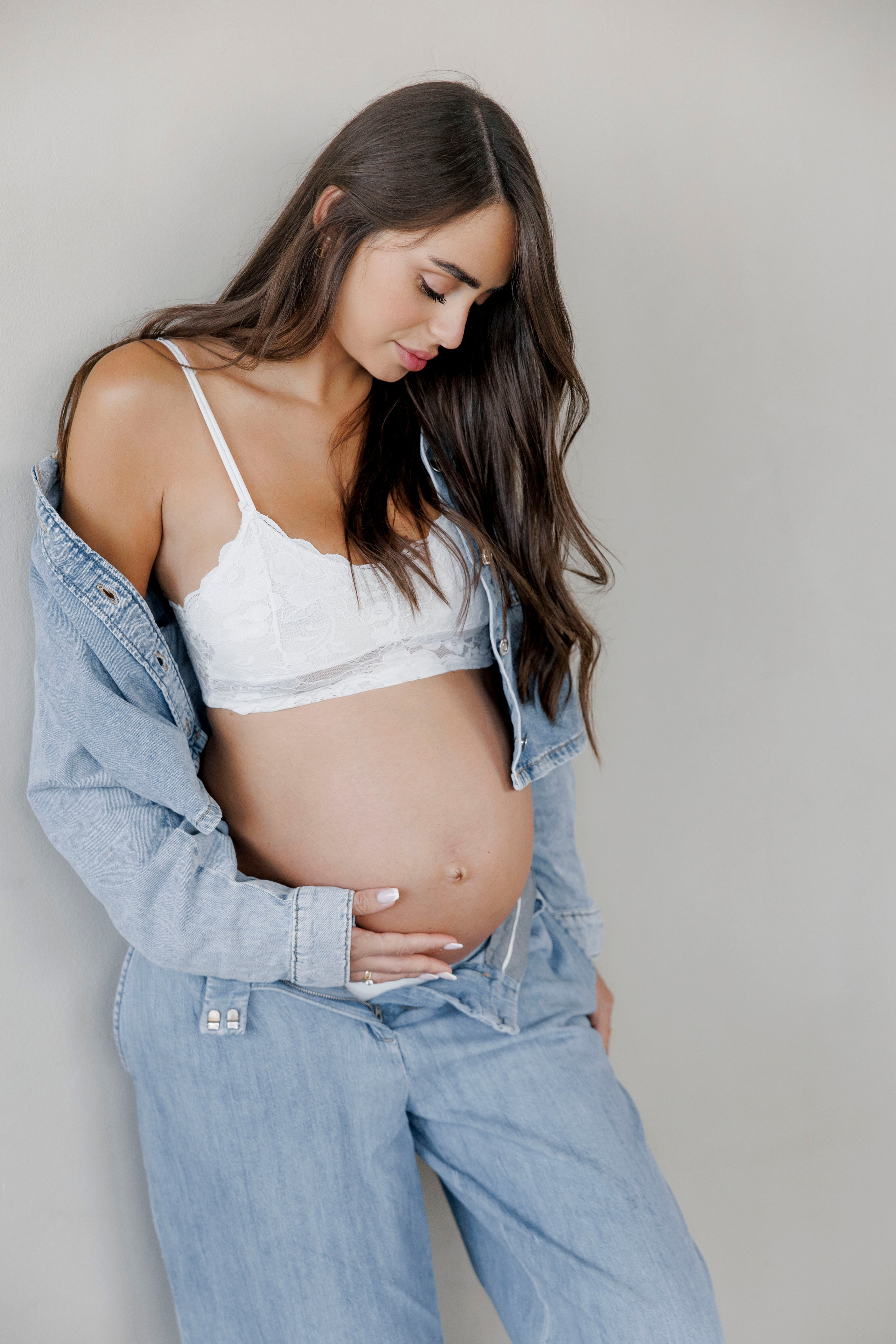 Pregnancy photoshoot inside the studio in Tel Aviv. Главная