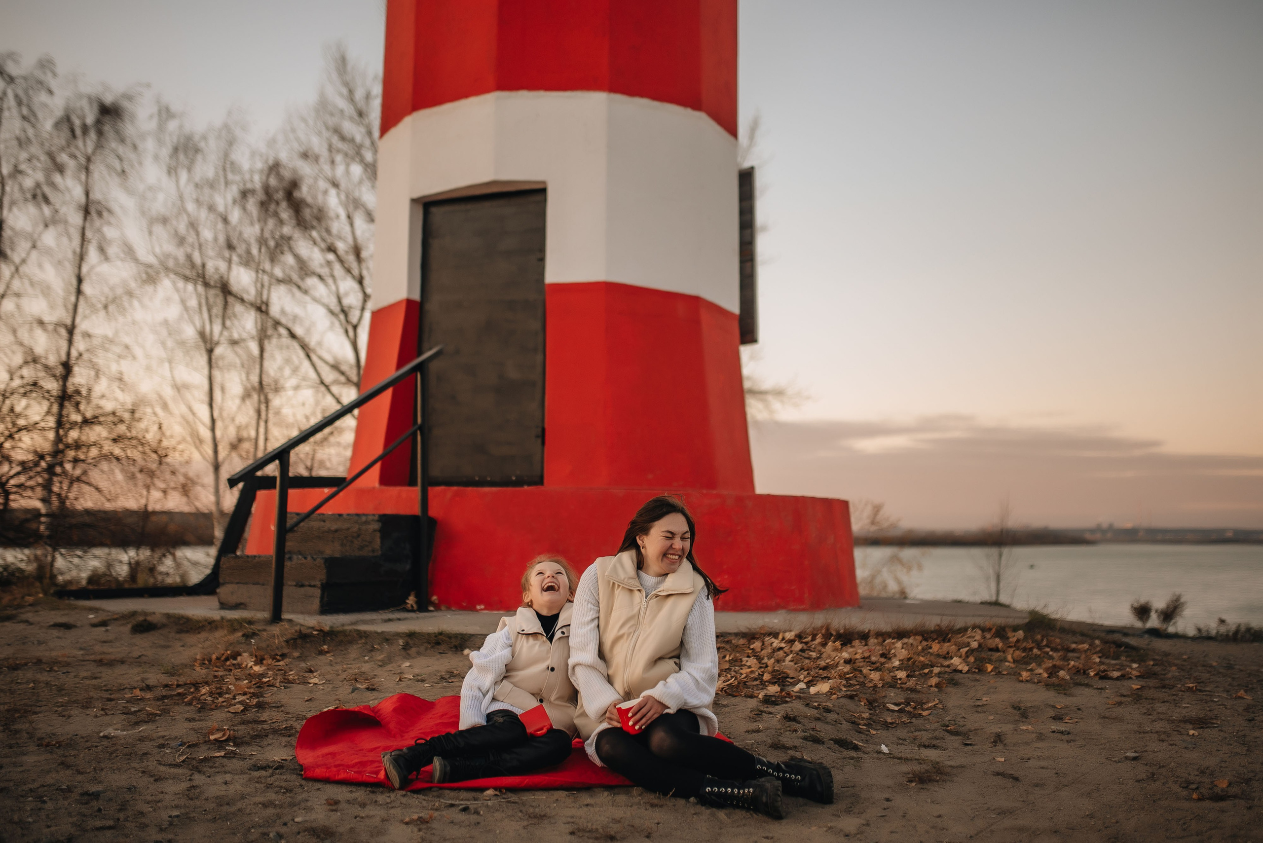 Катя и Варя (маяк). Семейная фотосессия в Новосибирске от фотографа Ольги Коваль