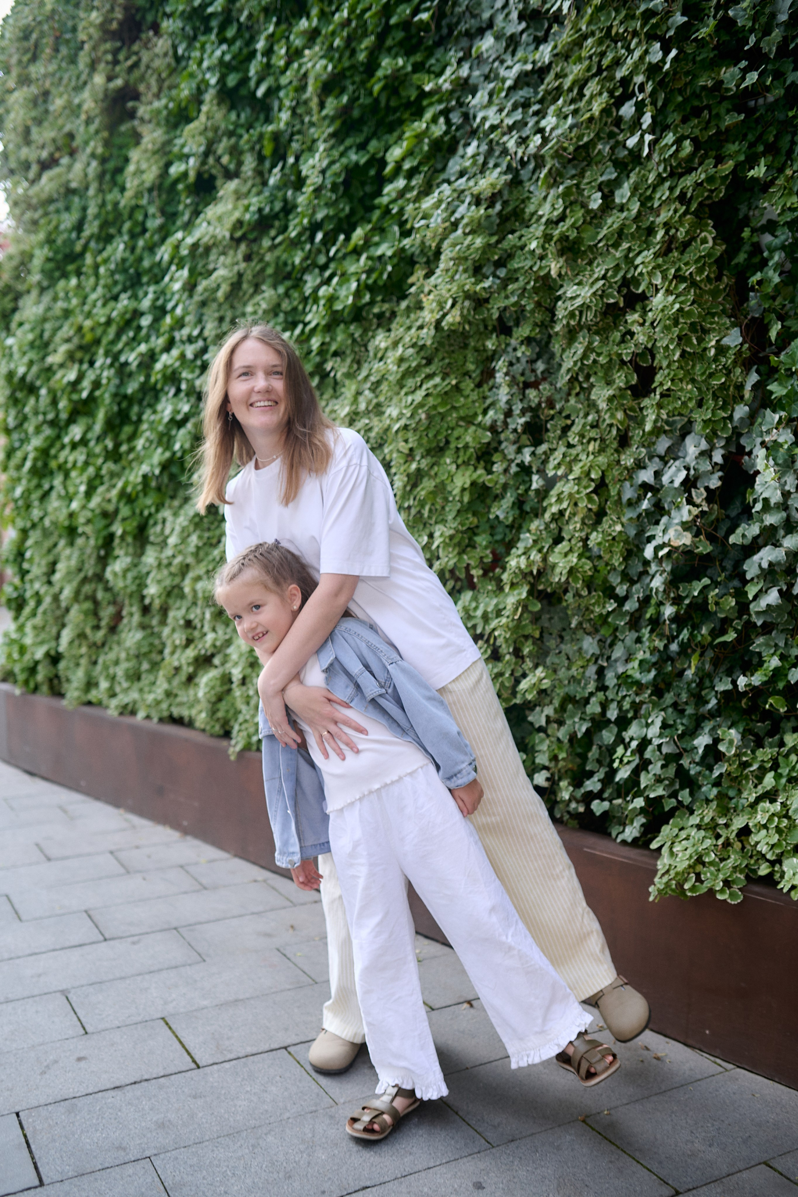 Катя и Ника. Прогулка по Новому Арбату. Семейный и свадебный lifestyle-фотограф в Москве Мария Петрова