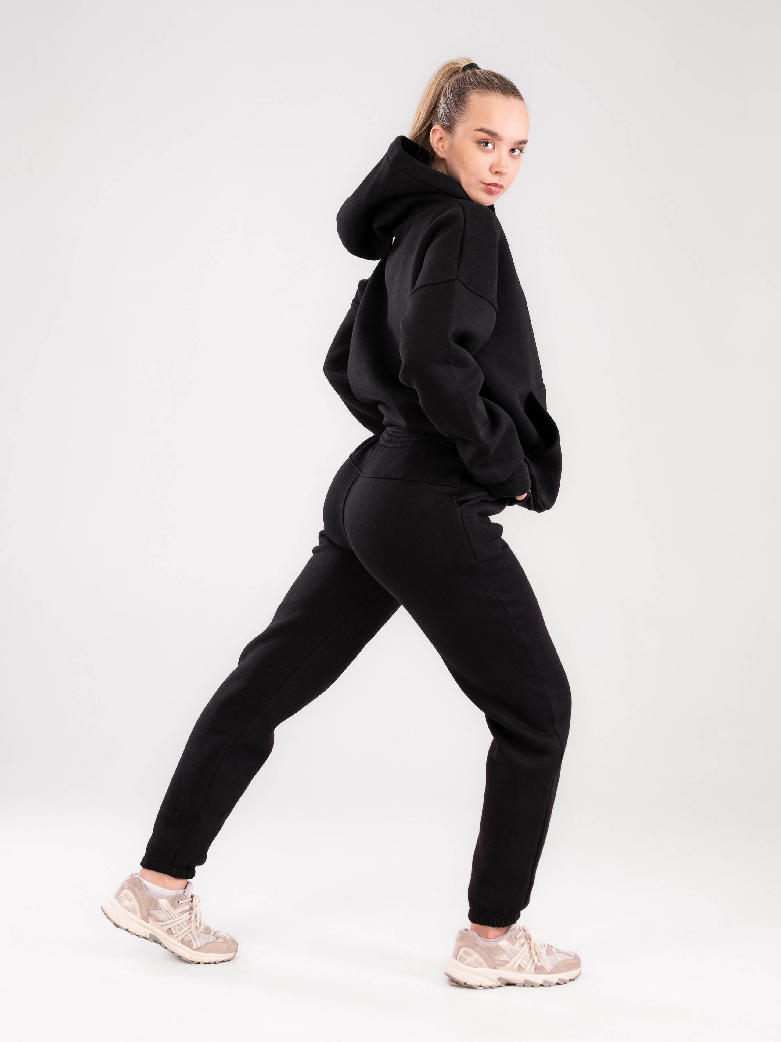 Спортивные костюмы и брюки с большой палитрой цветов!. Предметный фотограф, фото для маркетплейсов Пятигорск, КМВ