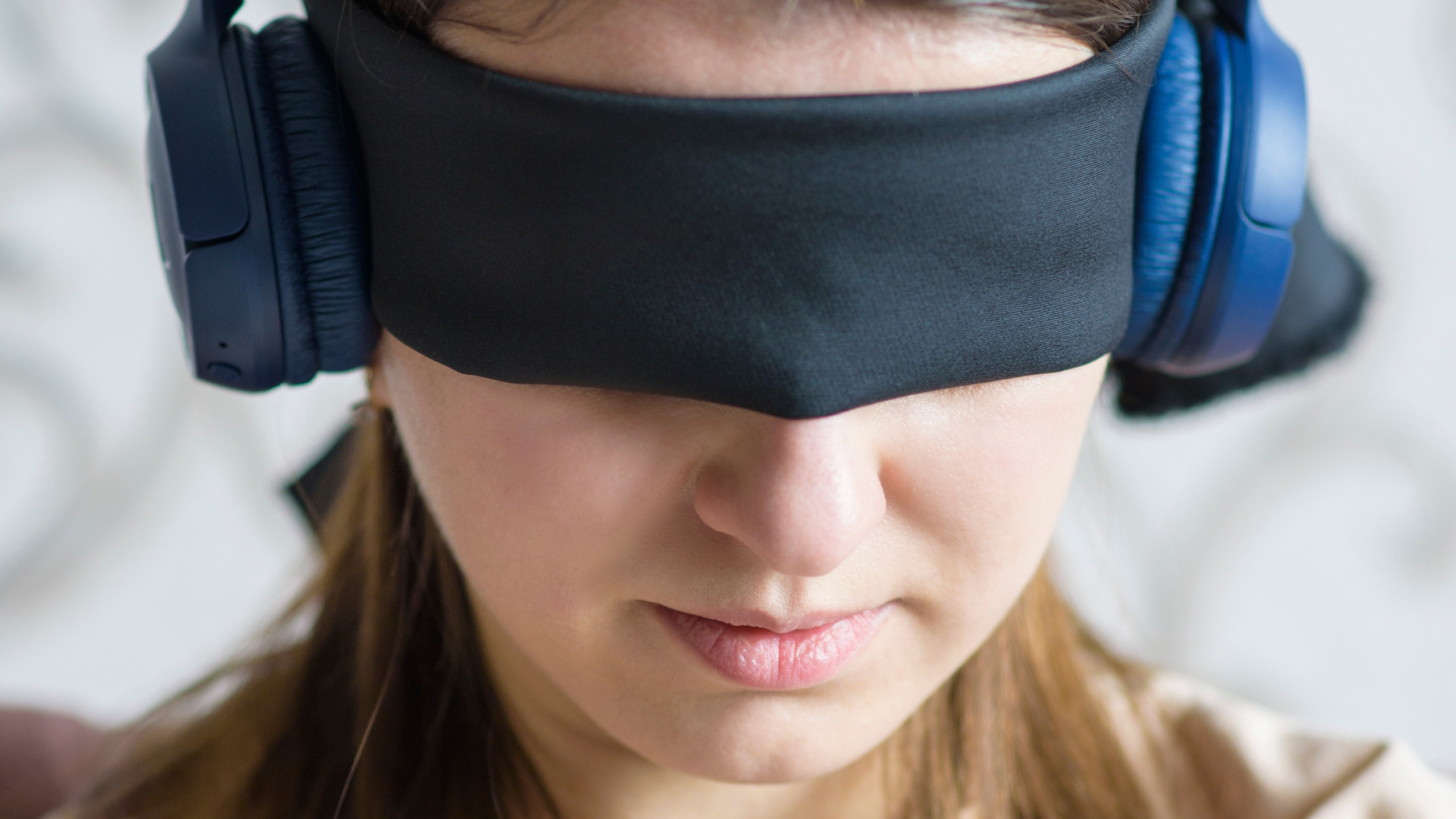 Фотопроект самоизоляция, одиночество, девушка в повязке. арт-фотография, философия, наушники