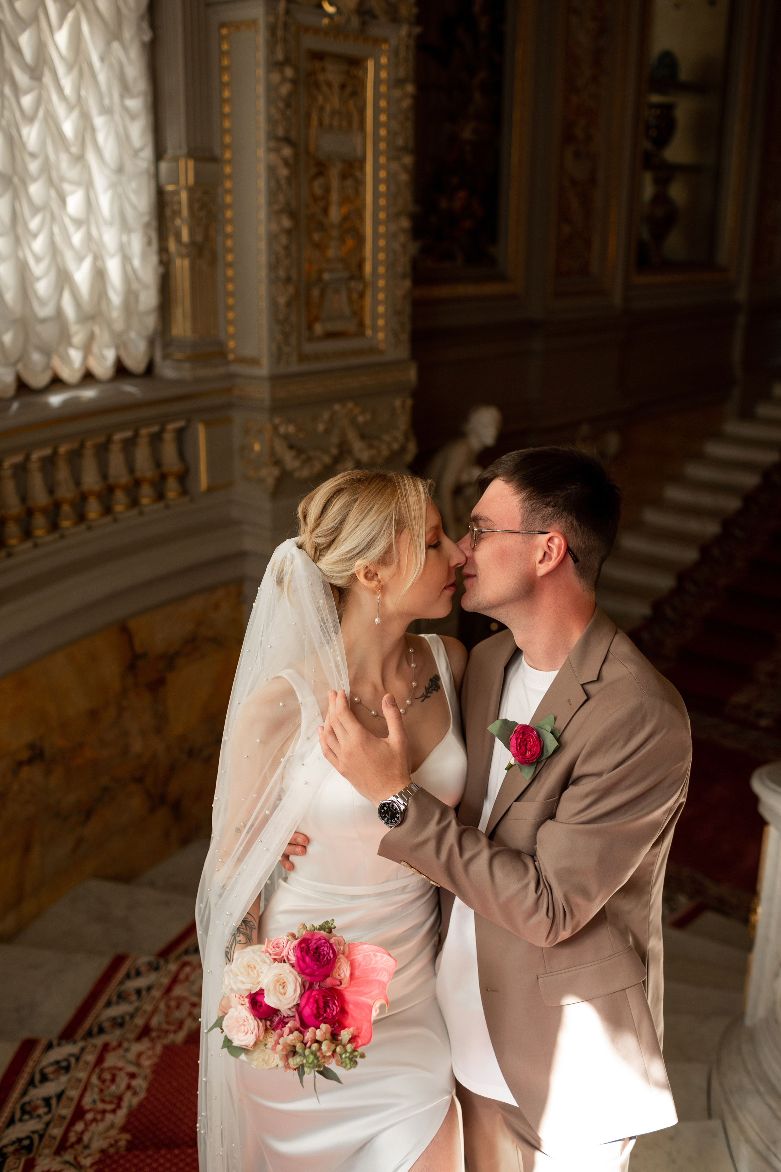 Свадебная фотосессия во дворцах Петербурга. Свадебный фотограф Кирилл Белый