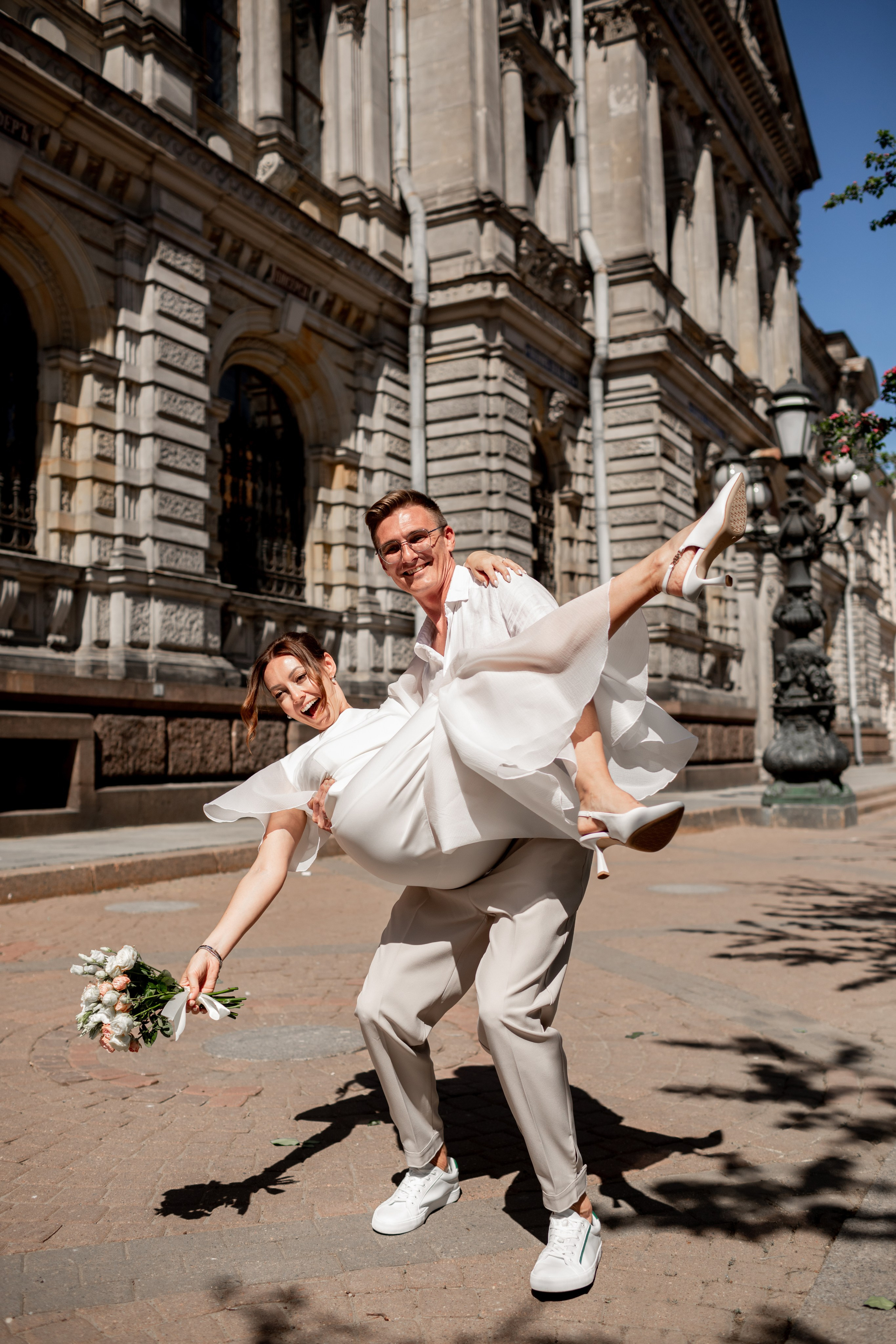 пара у архитектурного фасада в центре Петербурга, свадебная съемка