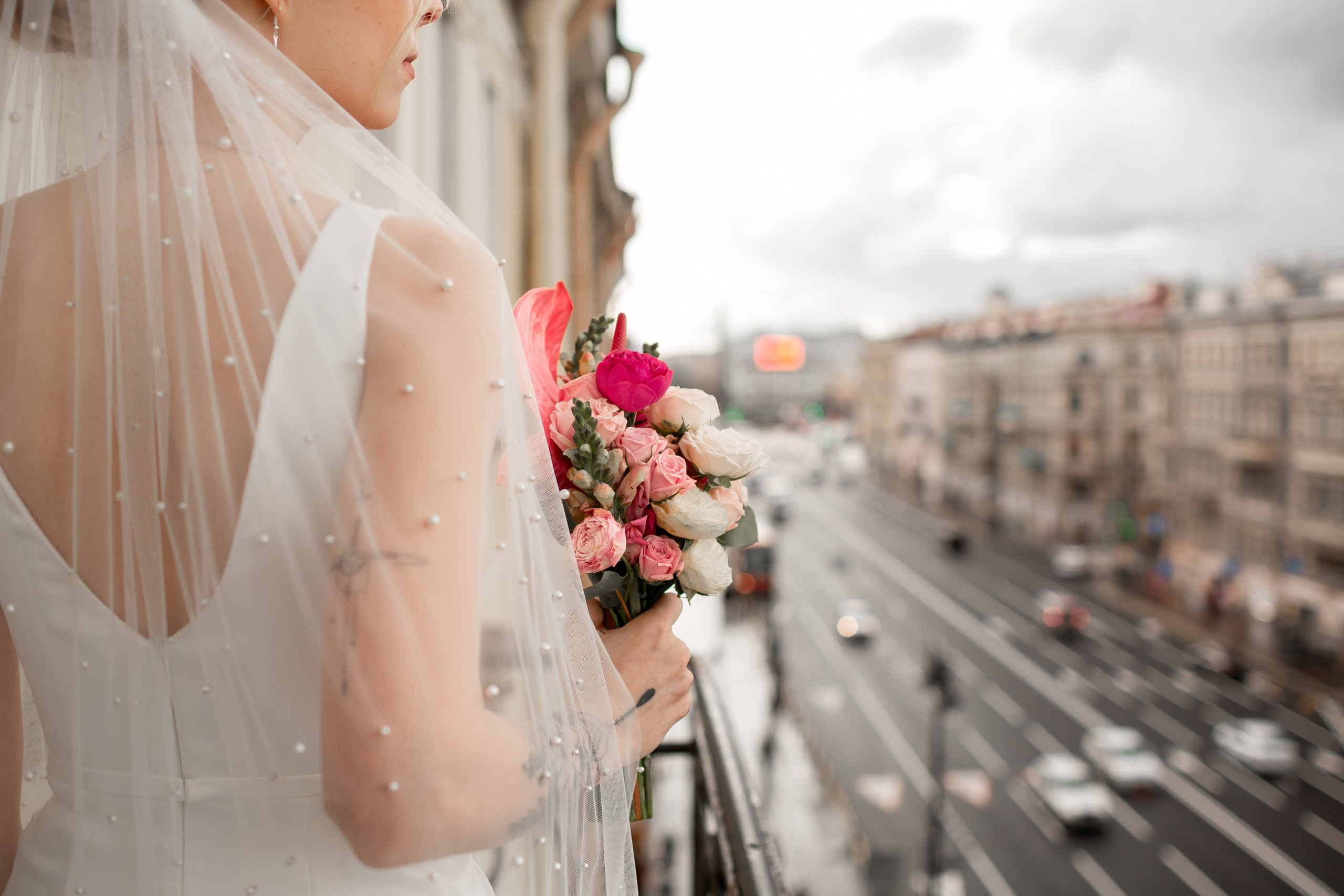 Букет невесты с ярким акцентом в розовых и красных цветах.