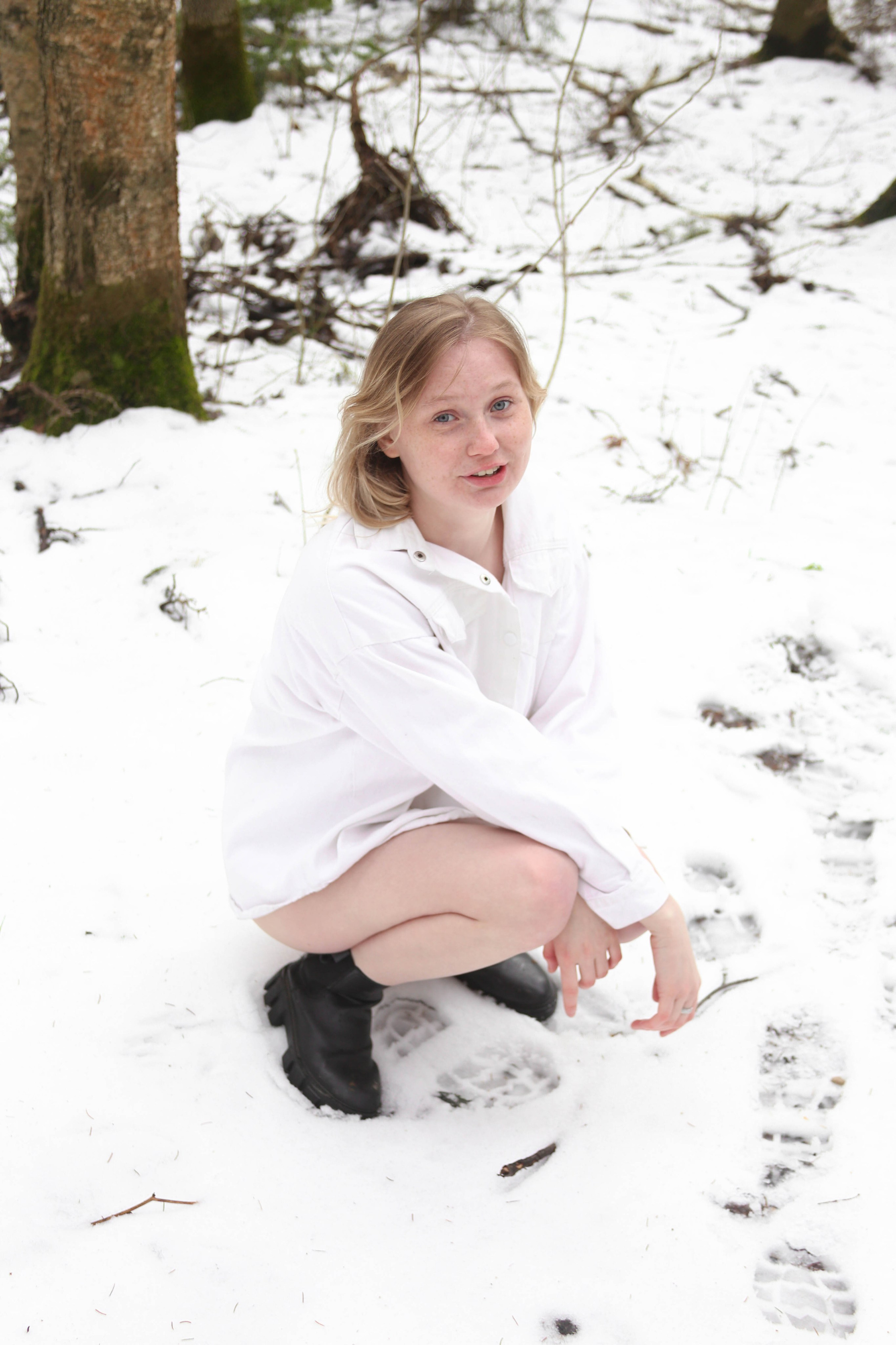 Диана на снегу босиком. Фотограф Пермь. Фотосессия в фотостудии Перми и на свежем воздухе