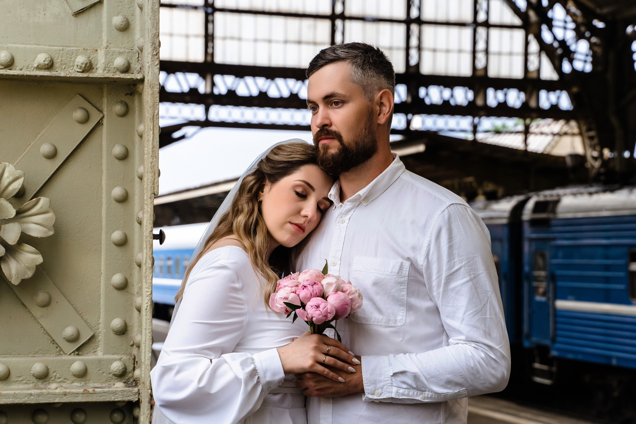 Свадебная прогулка фотосессия на вокзале. Фотограф Екатерина в городе Новороссийск