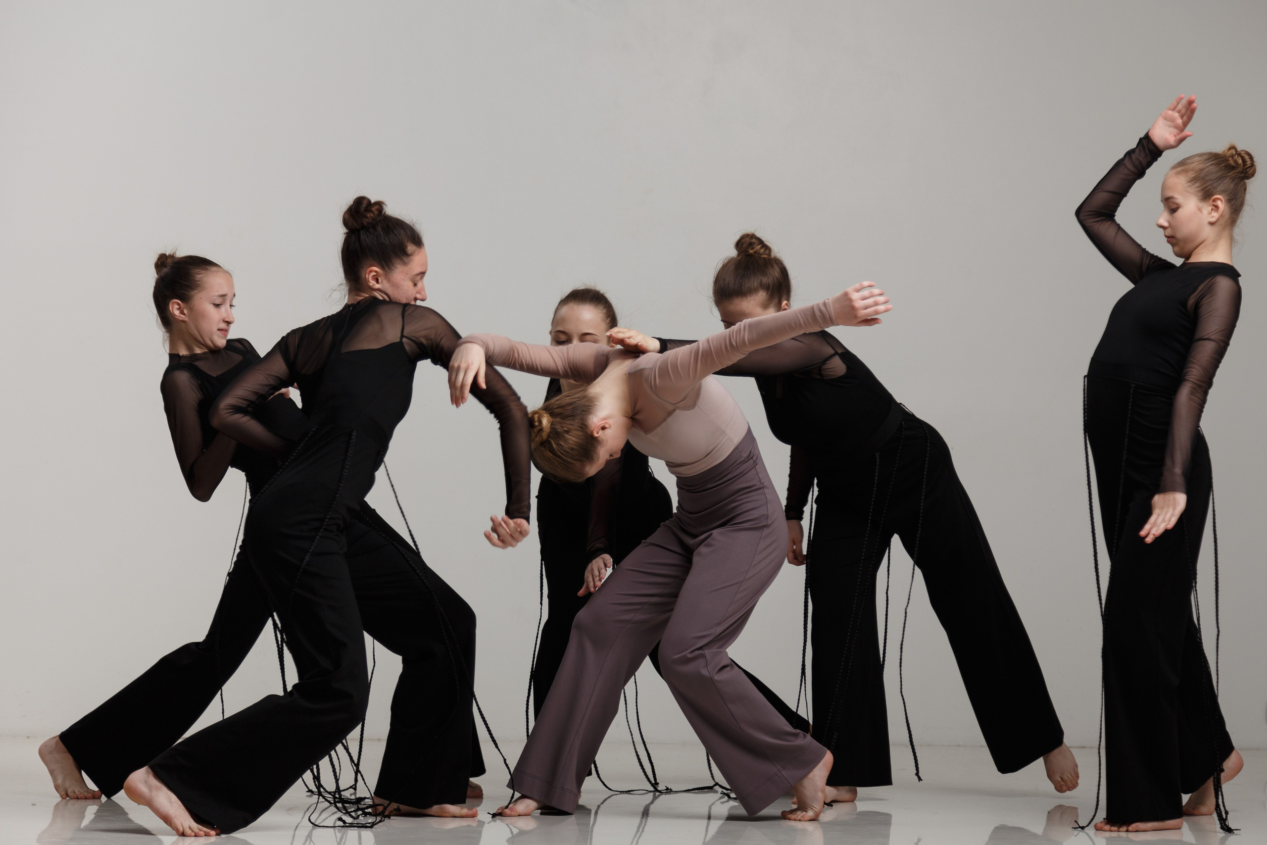 Современный балет: фотосессия танцовщиц, динамичные позы, профессиональная балетная фотография для студии