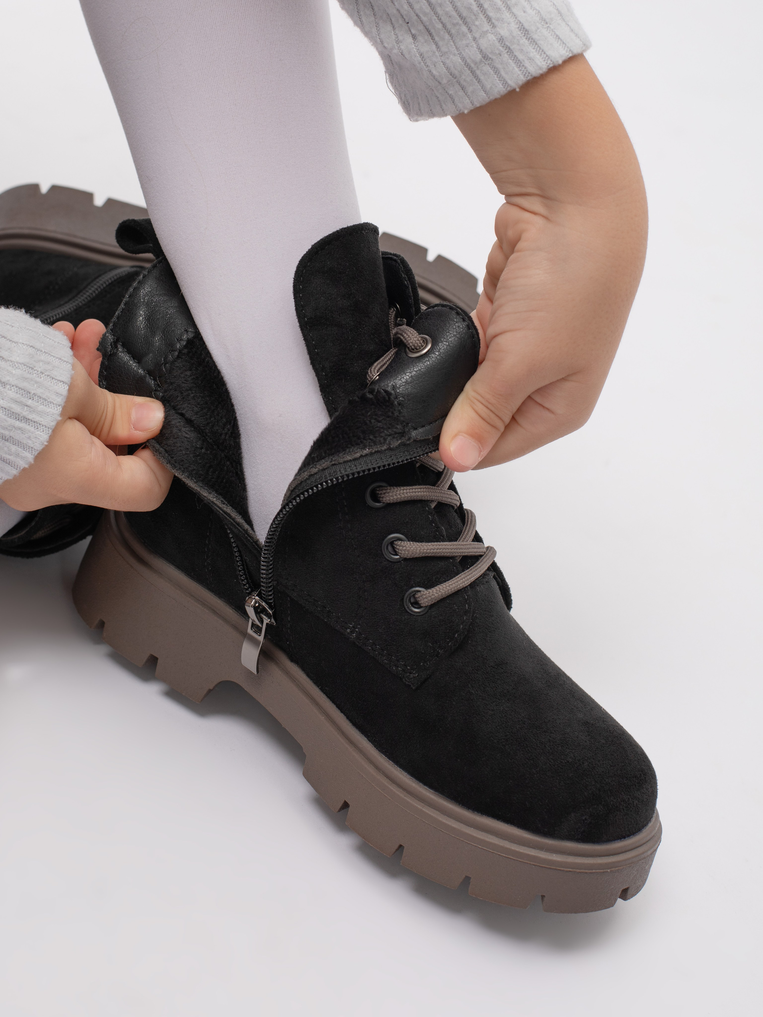 Ботинки для девочки. Фотостудия предметной и модельной съёмки для маркетплейсов