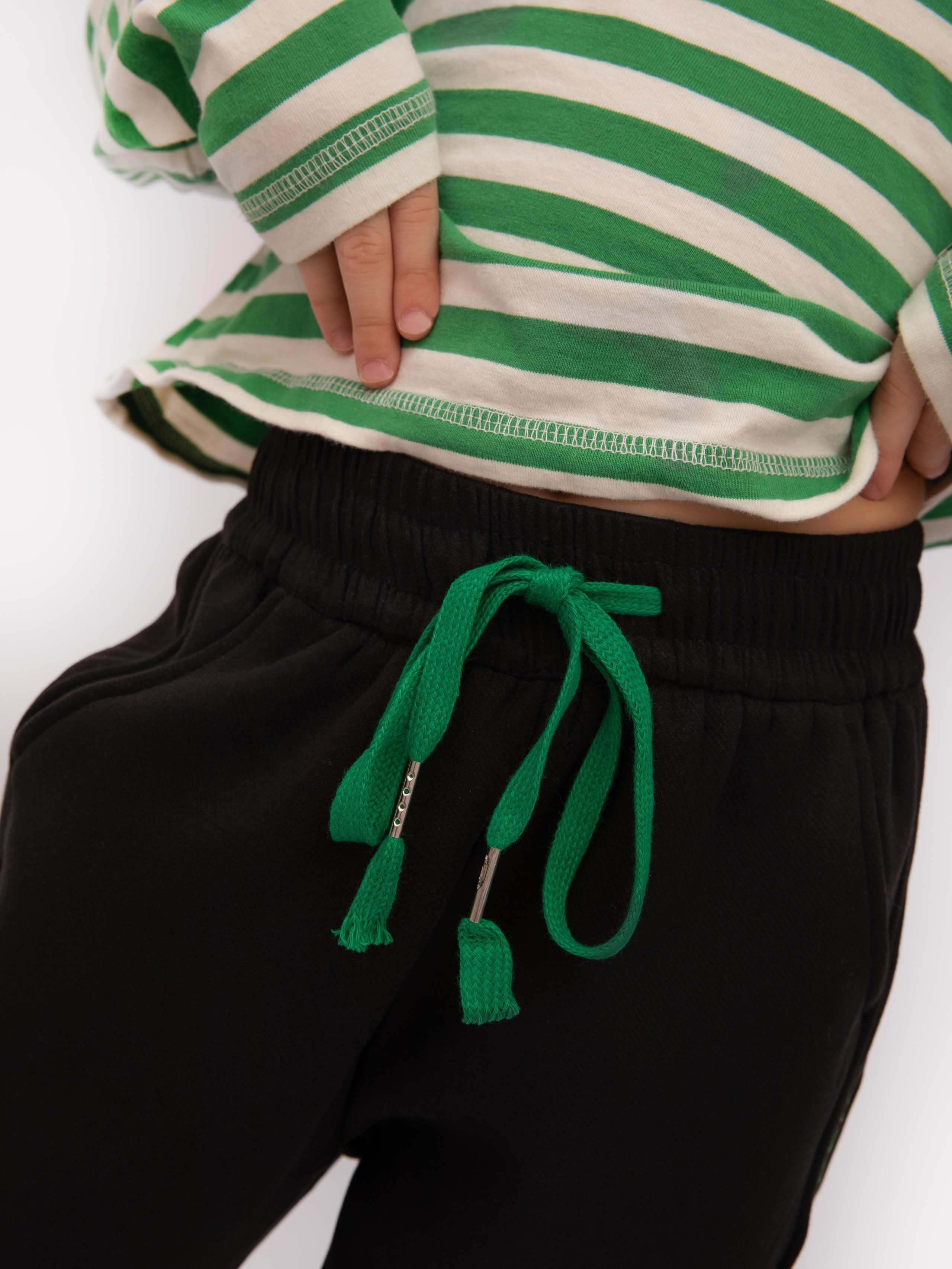 Детские брюки. Фотостудия предметной и модельной съёмки для маркетплейсов