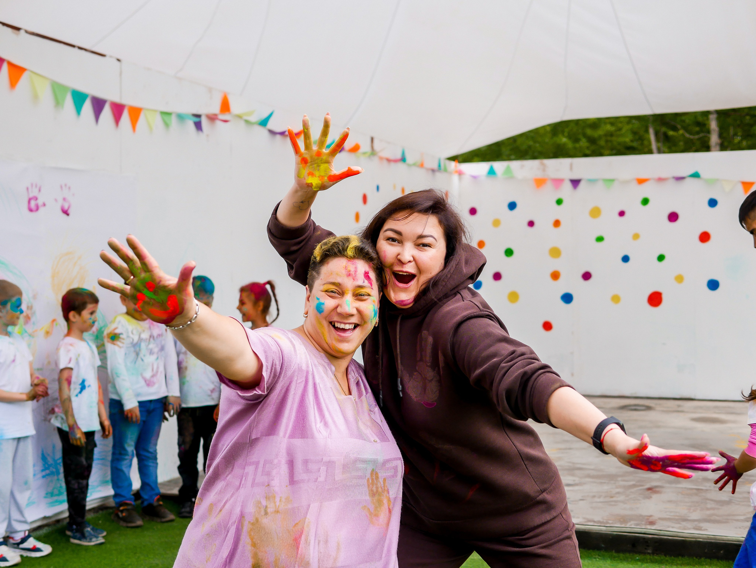 Корпоратив на природе с красками Холли. Фотограф Диана Воробьева Нижний Новгород