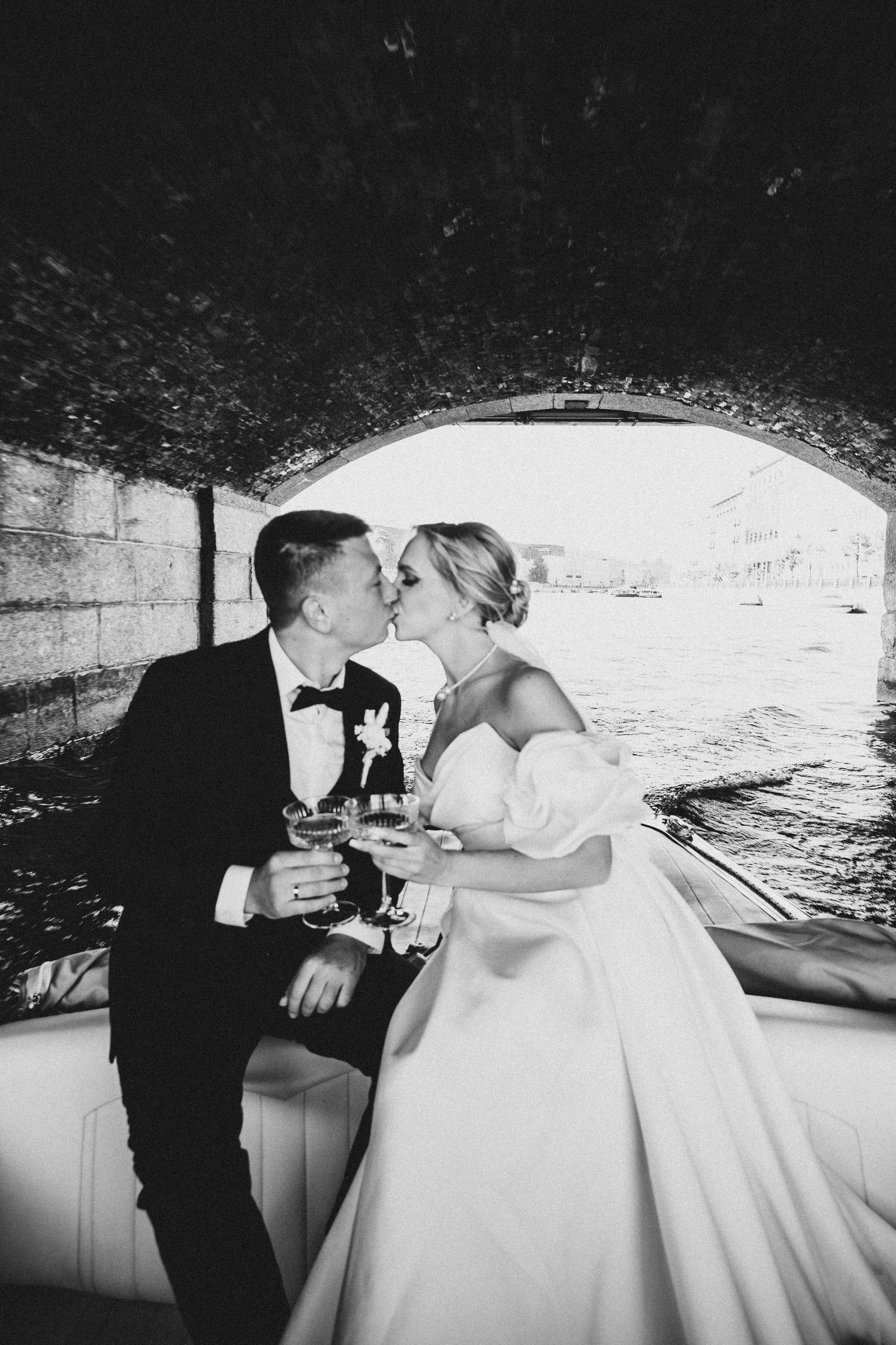 СВАДЕНБНАЯ СЬЕМКА НА КАТЕРЕ ПО КАНАЛАМ САНКТ-ПЕТЕРБУРГА И В АКВАТОРИИ НЕВЫ. Профессиональный фотограф, Санкт-Петербург — Виктория Богомолова