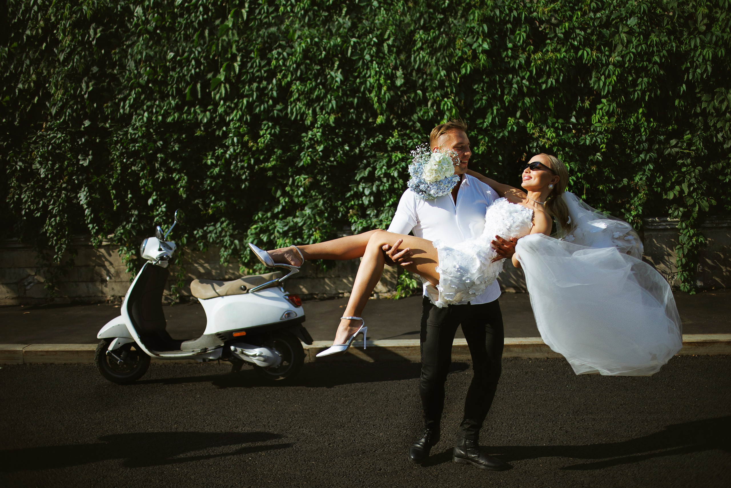 На мопеде Даша и Леша. Марковкина КрисТина