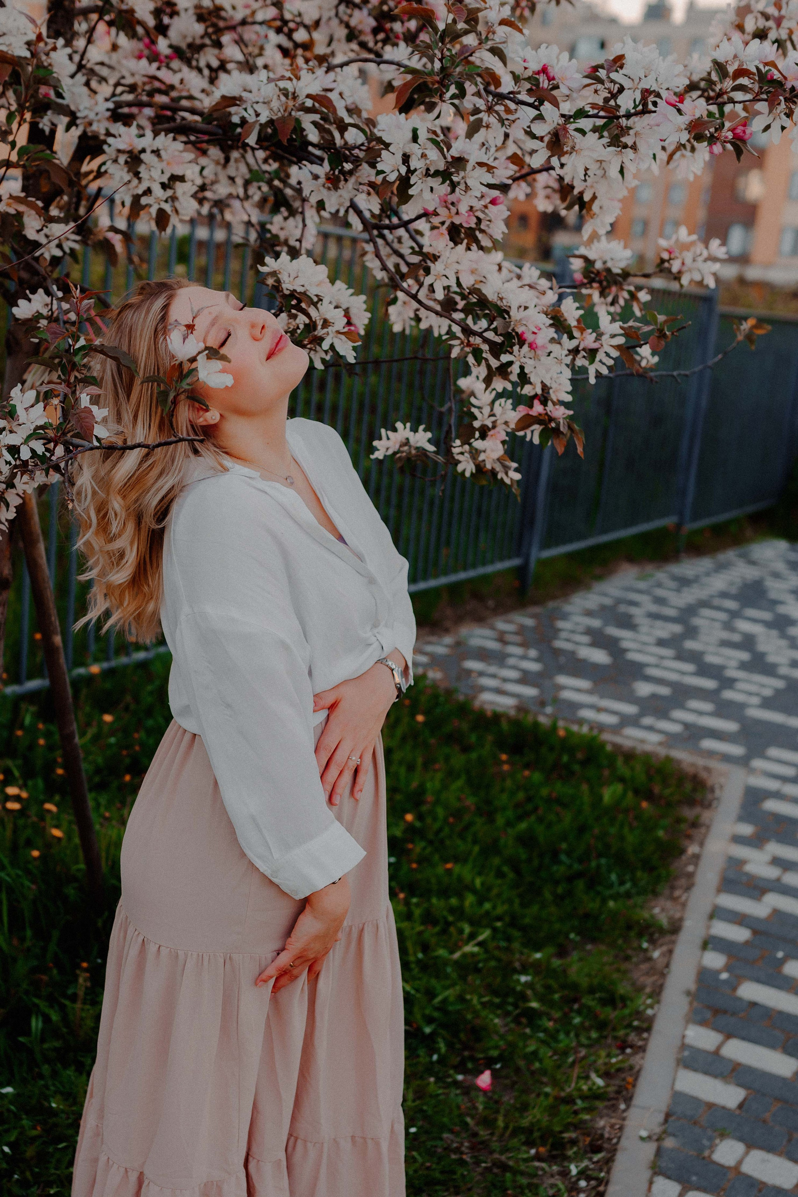 Александра в цветущей яблоне. Семейный и индивидуальный фотограф в Санкт-Петербурге Маргарита Щипкова