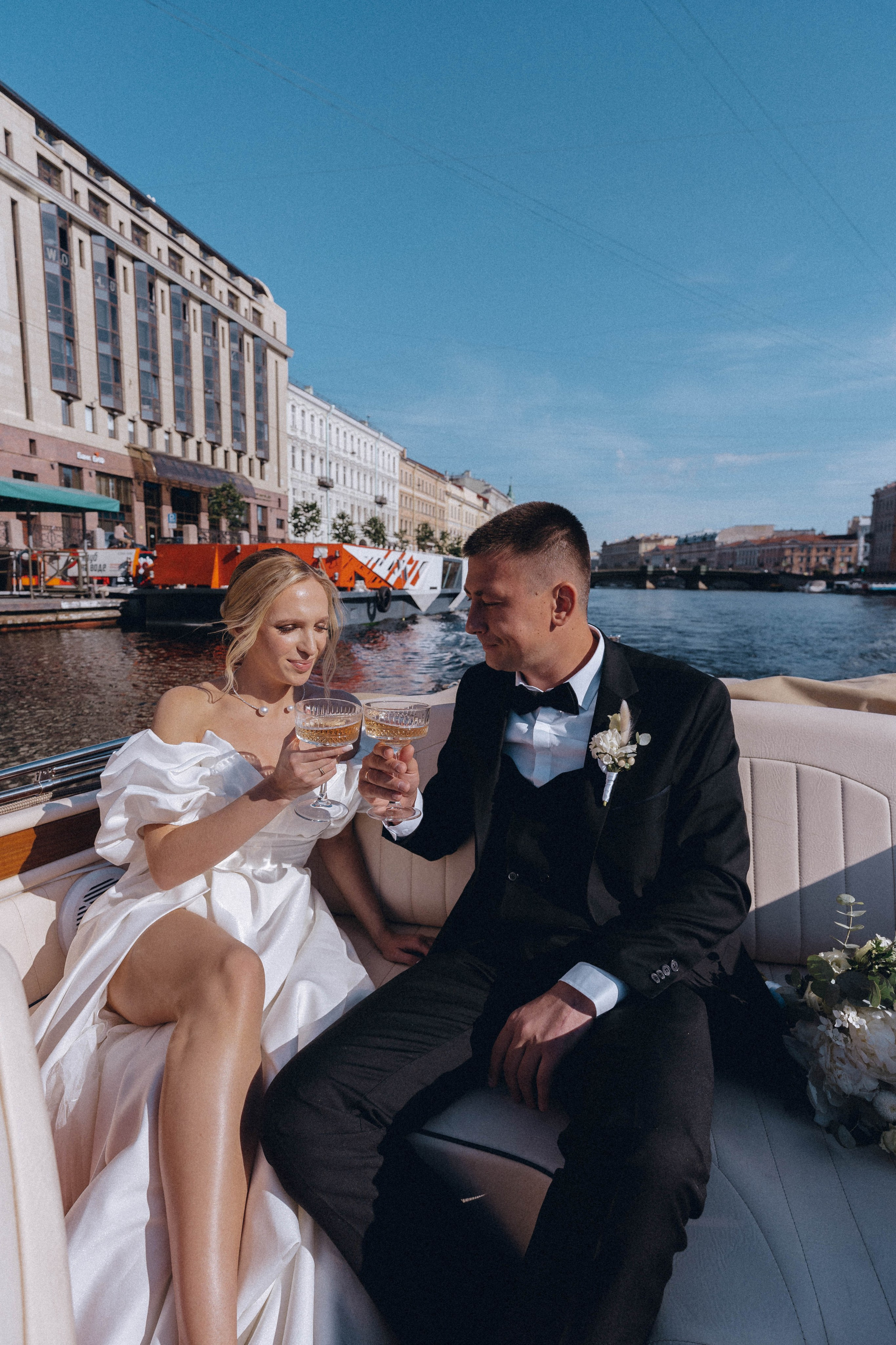 СВАДЕНБНАЯ СЬЕМКА НА КАТЕРЕ ПО КАНАЛАМ САНКТ-ПЕТЕРБУРГА И В АКВАТОРИИ НЕВЫ. Профессиональный фотограф, Санкт-Петербург — Виктория Богомолова