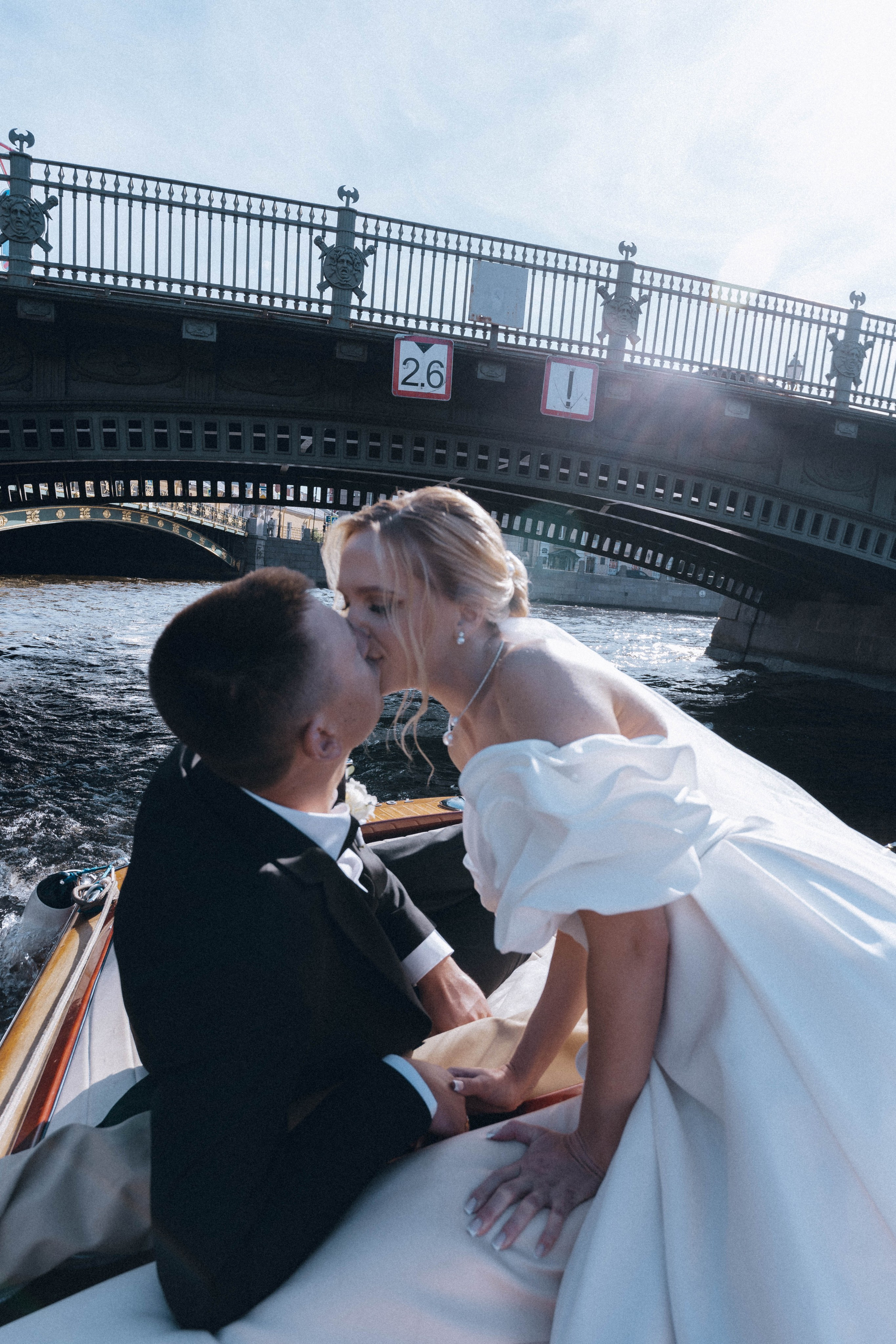 СВАДЕНБНАЯ СЬЕМКА НА КАТЕРЕ ПО КАНАЛАМ САНКТ-ПЕТЕРБУРГА И В АКВАТОРИИ НЕВЫ. Профессиональный фотограф, Санкт-Петербург — Виктория Богомолова