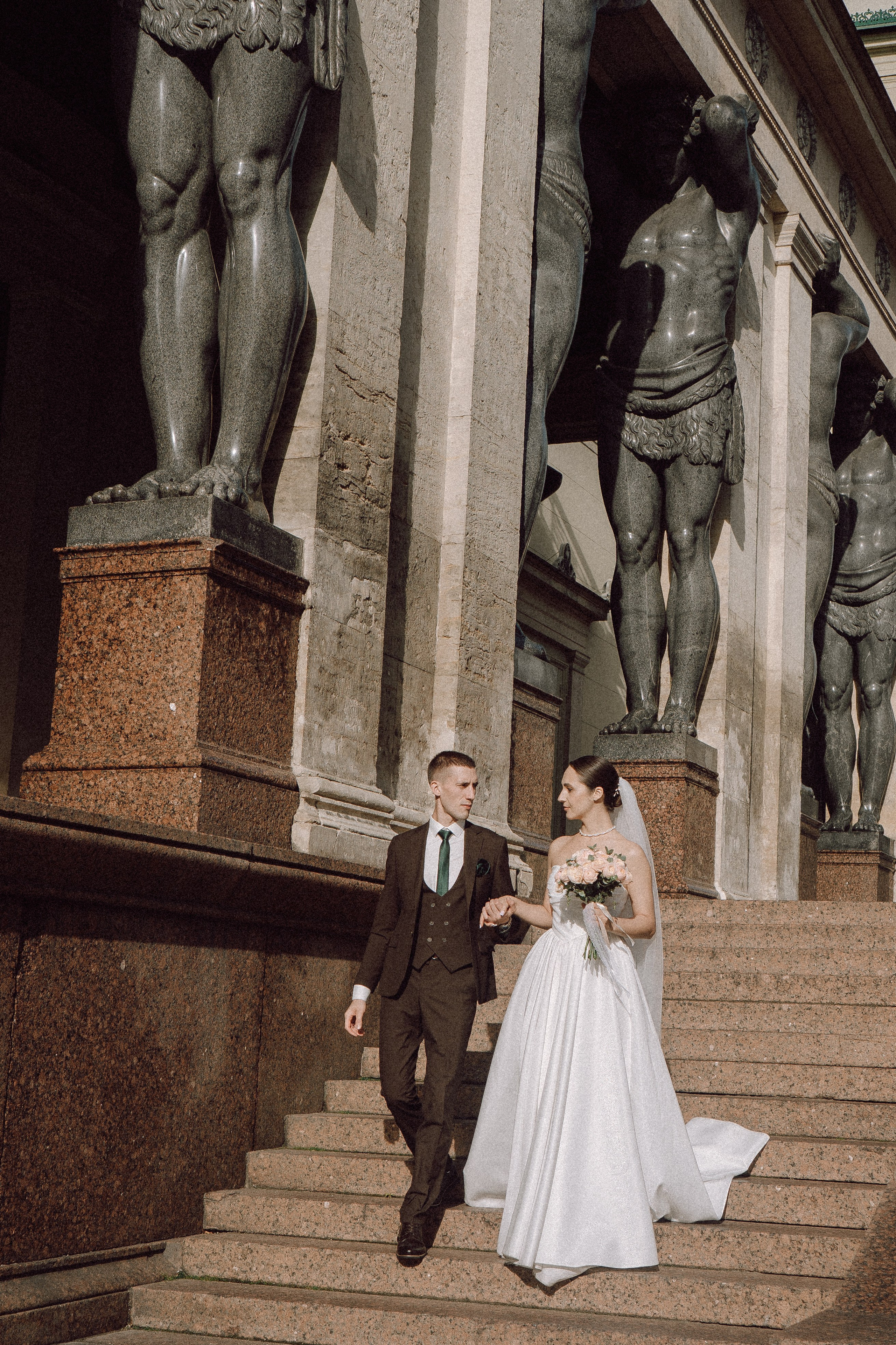 СВАДЕБНАЯ ПРОГУЛКА В САНТК-ПЕТЕРБУРГЕ (ИСАКИЕВСКИЙ СОБОР, ЗИМНЯЯ КАНАВКА, ЭРМИТАЖ И БОЛЬШАЯ МОРСКАЯ УЛИЦА). Профессиональный фотограф, Санкт-Петербург — Виктория Богомолова