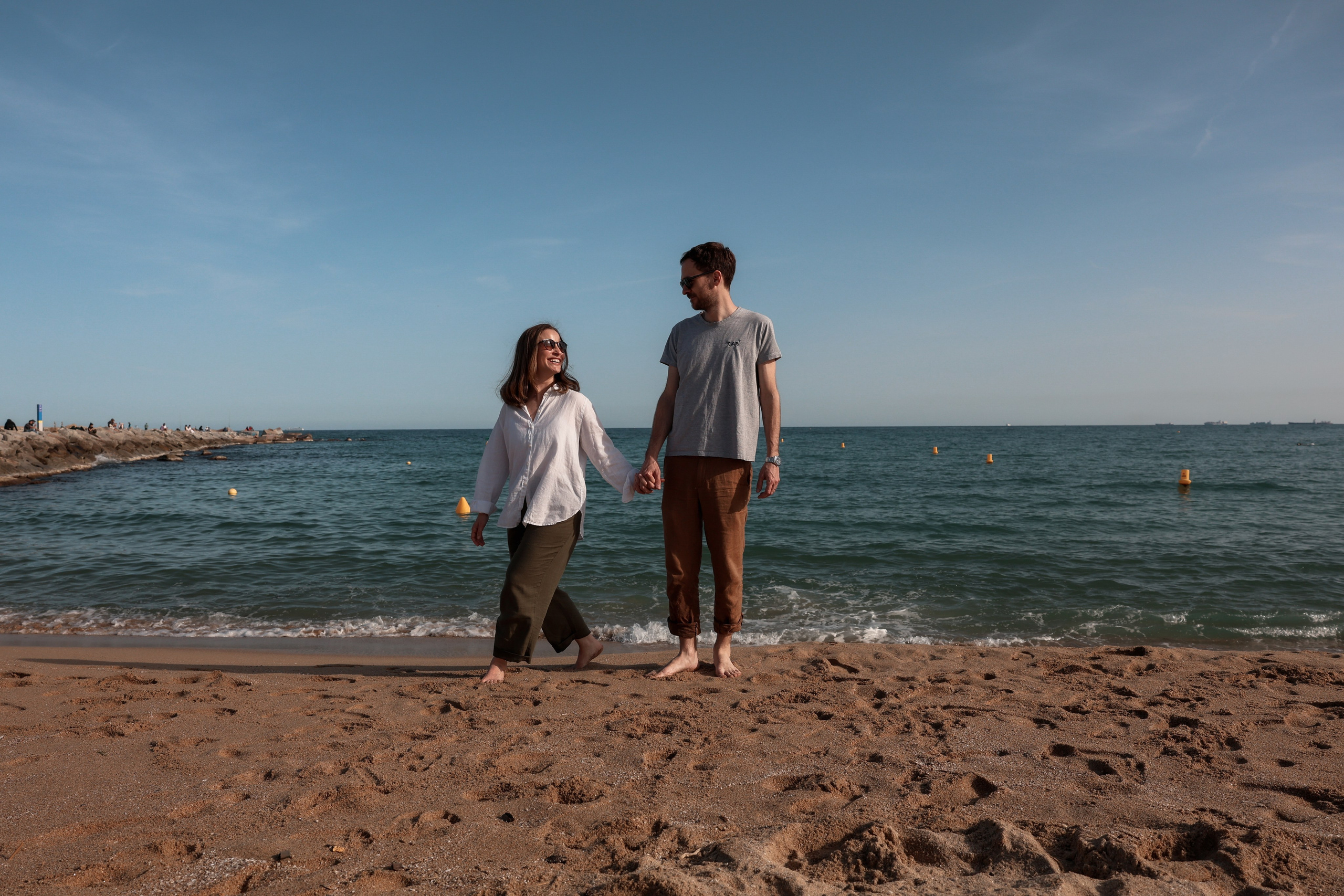 Family pizza at the sea. Natalia Zhuravleva|family, newborn, maternity photographer in Barcelona