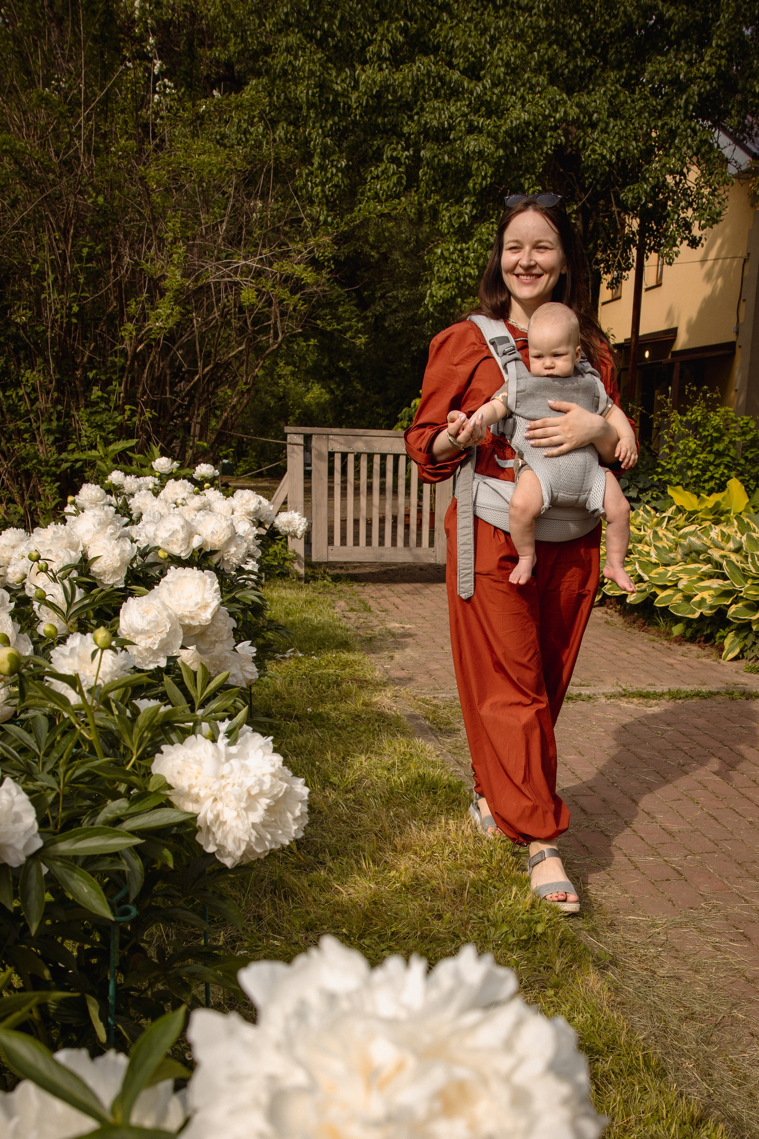 Настя с сыном у Alma-Mater. Ваш семейный newborn и lifestyle фотограф в СПБ Наталья Журавлева