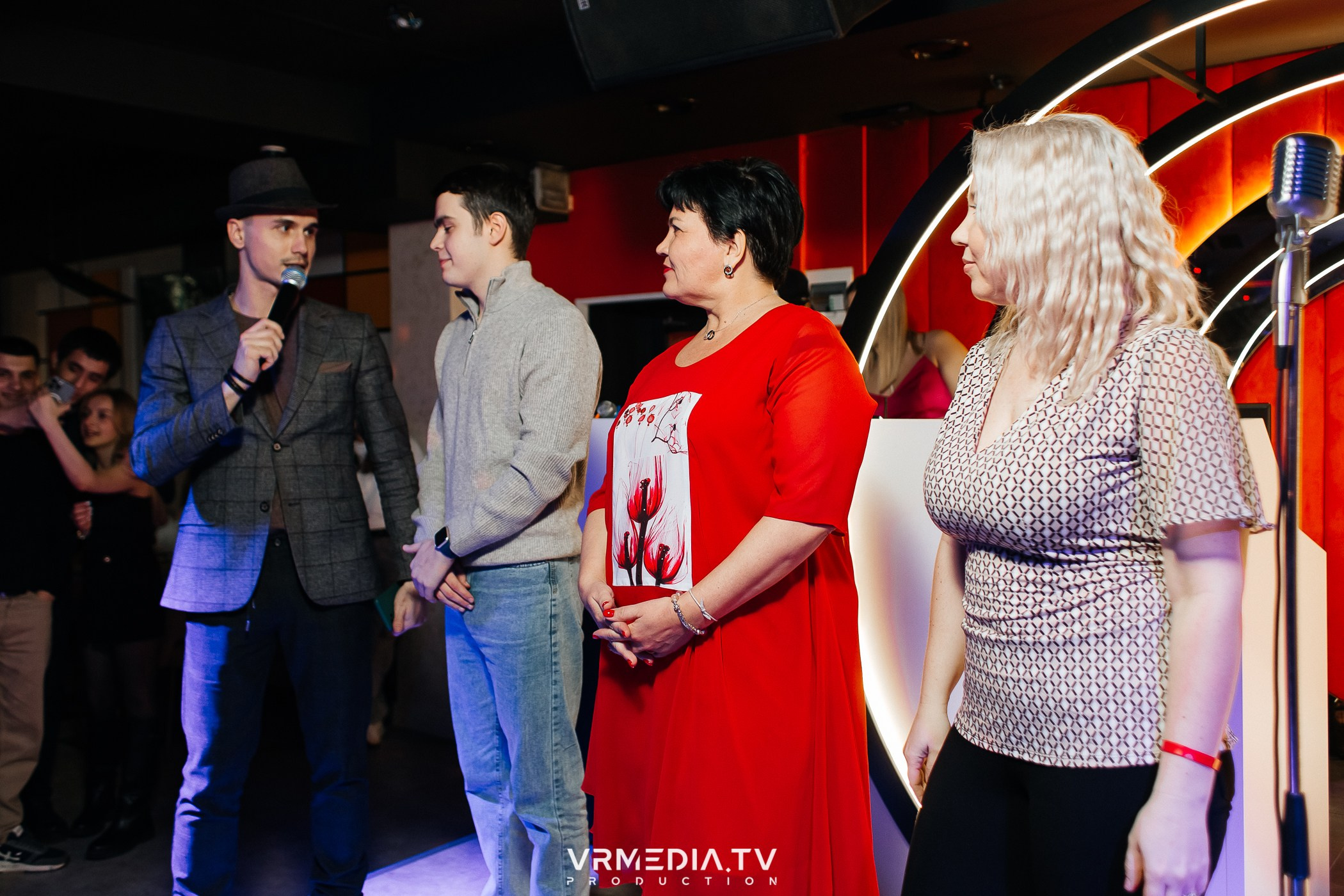 8 марта в караоке-ресторане «Голос»