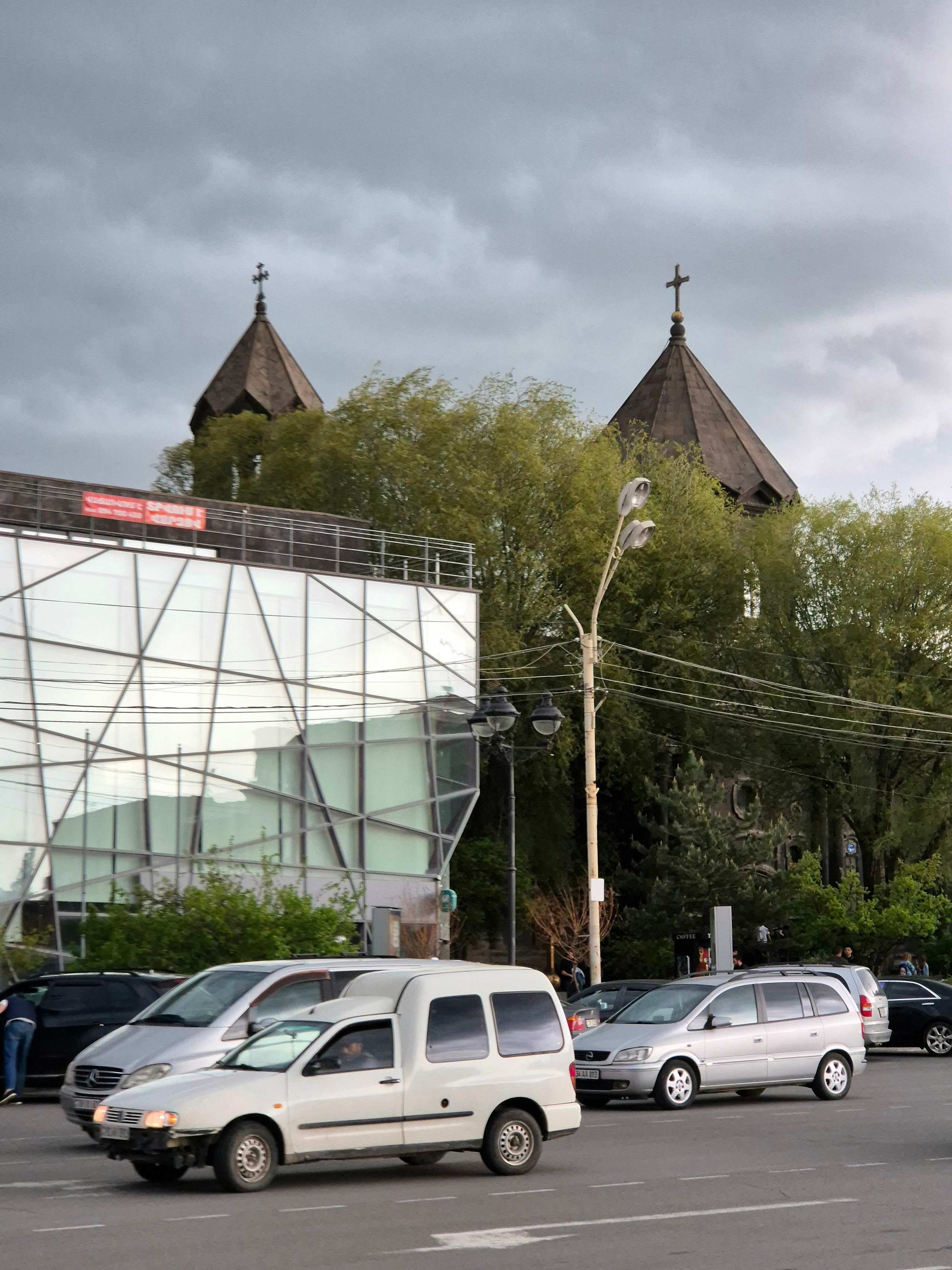 На площади Вардананц соседствуют здания из бетона и стекла с древними храмами из черного туфа