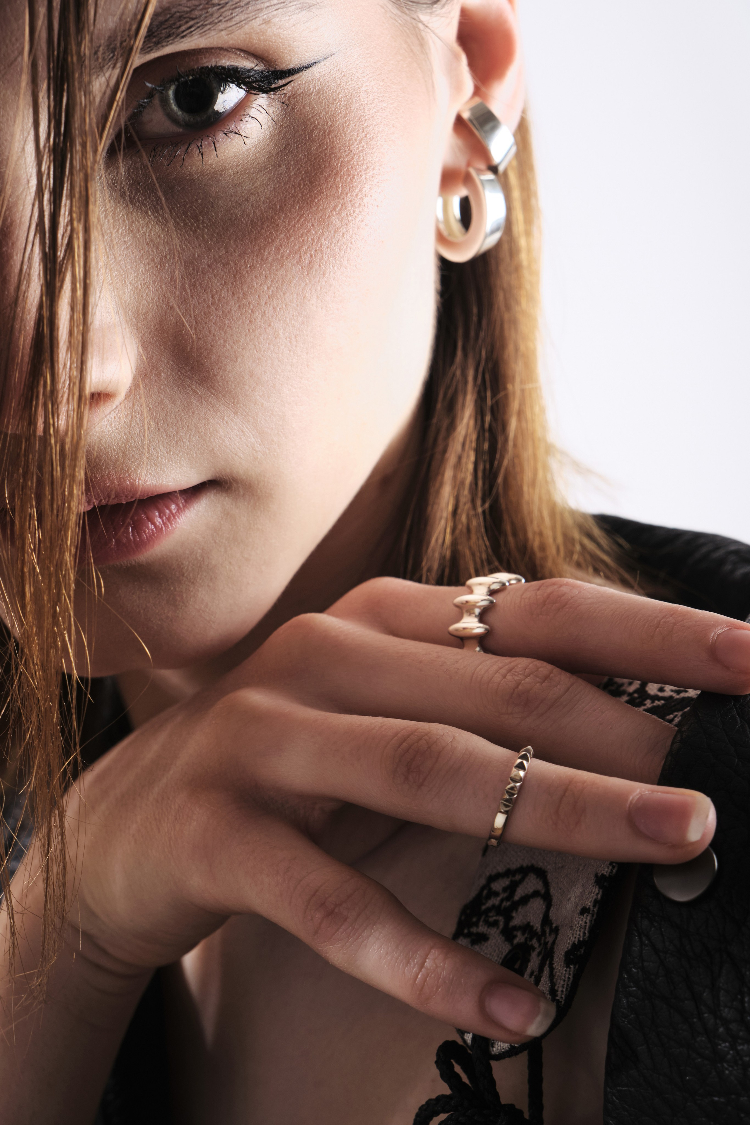 Съемка каталога верхней одежды (куртки, пальто) на модели в Москве: качественные фото для сезонных продаж на маркетплейсах