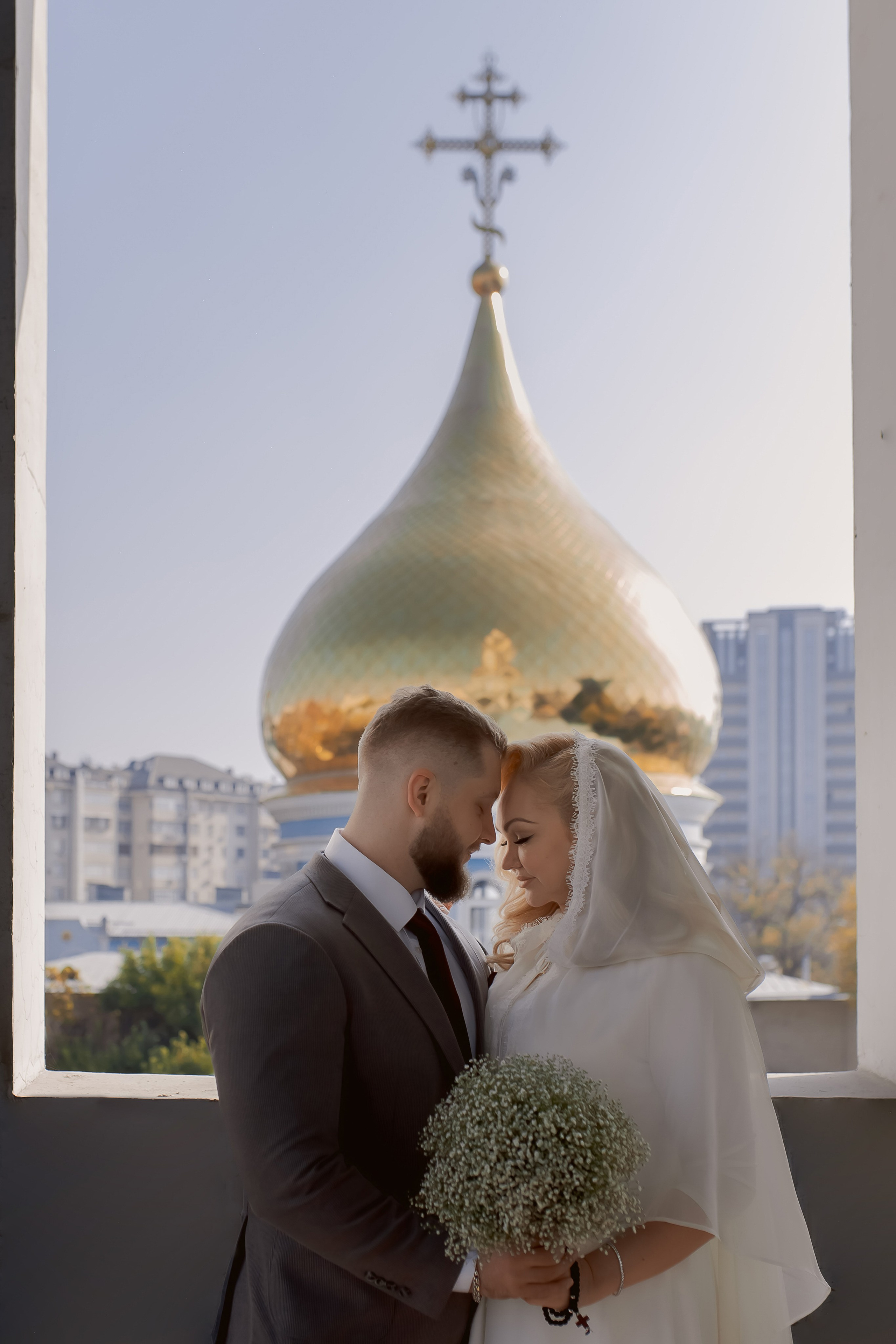 муж и жена на фоне главного купола Успенского кафедрального собора в Ташкенте