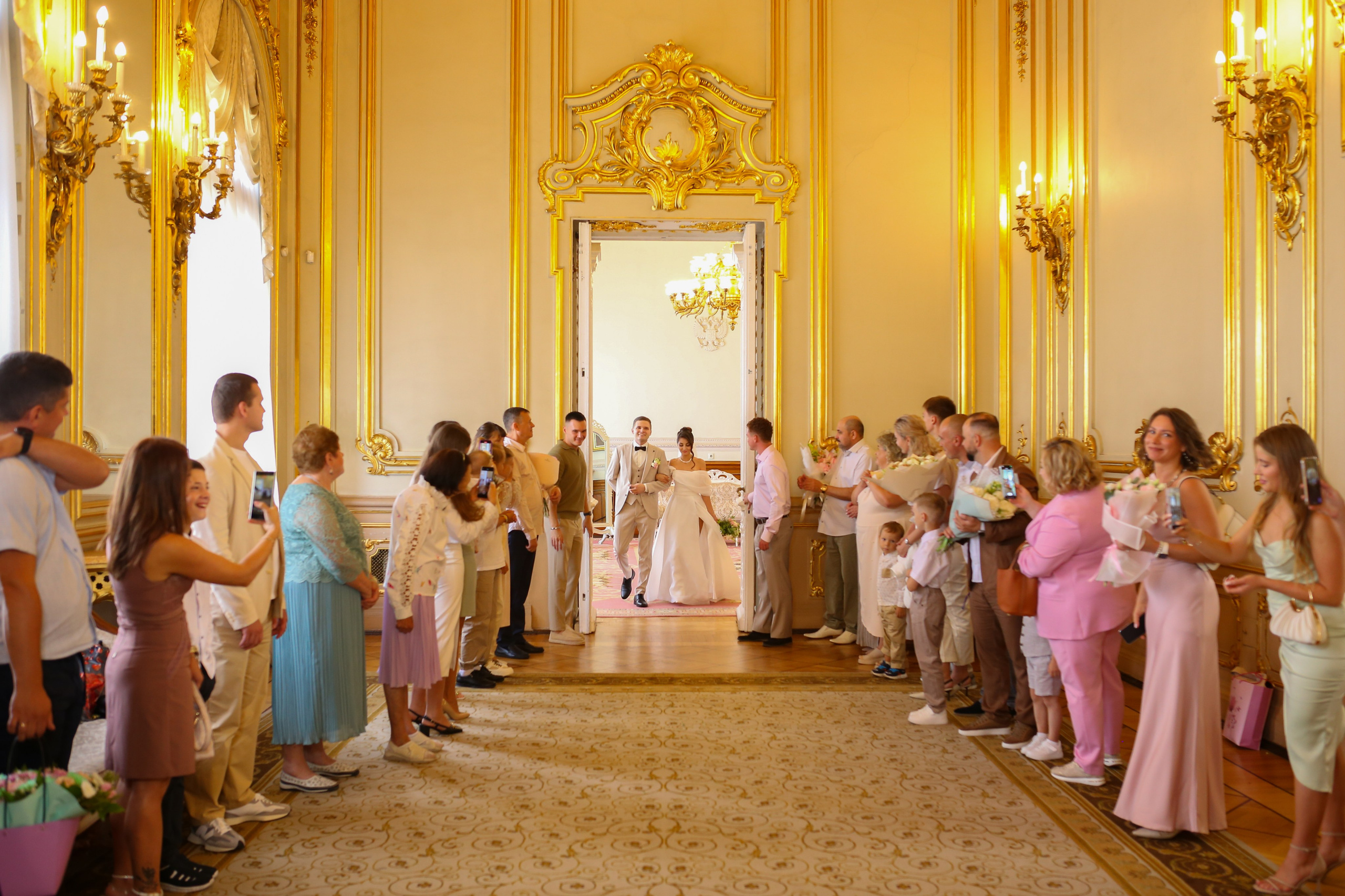 Классические кадры, во Дворце бракосочетания. Свадебный и Репортажный фотограф в Санкт-Петербурге