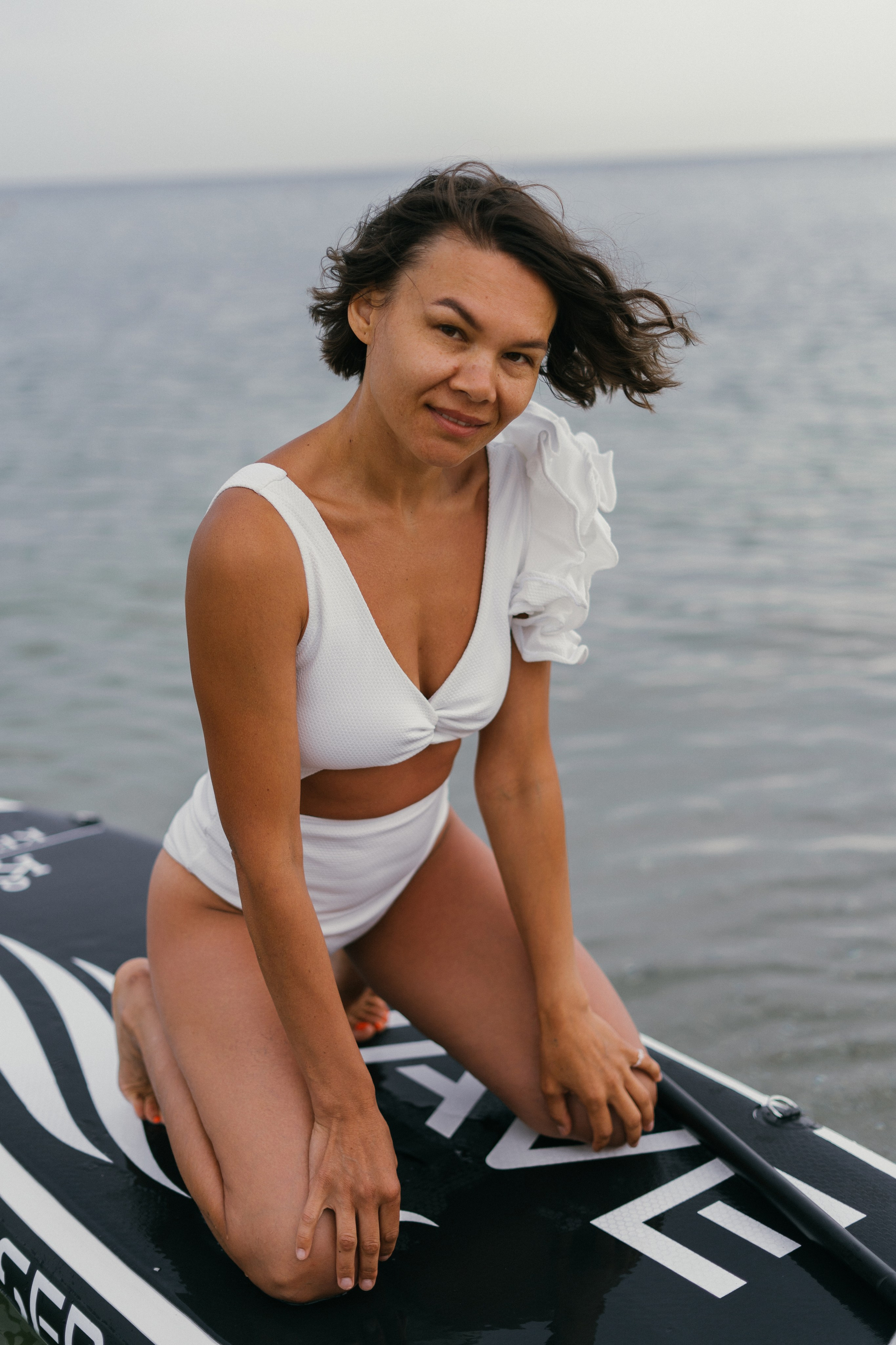 Родители качают ребенка на руках – момент нежности, фотограф Геленджик