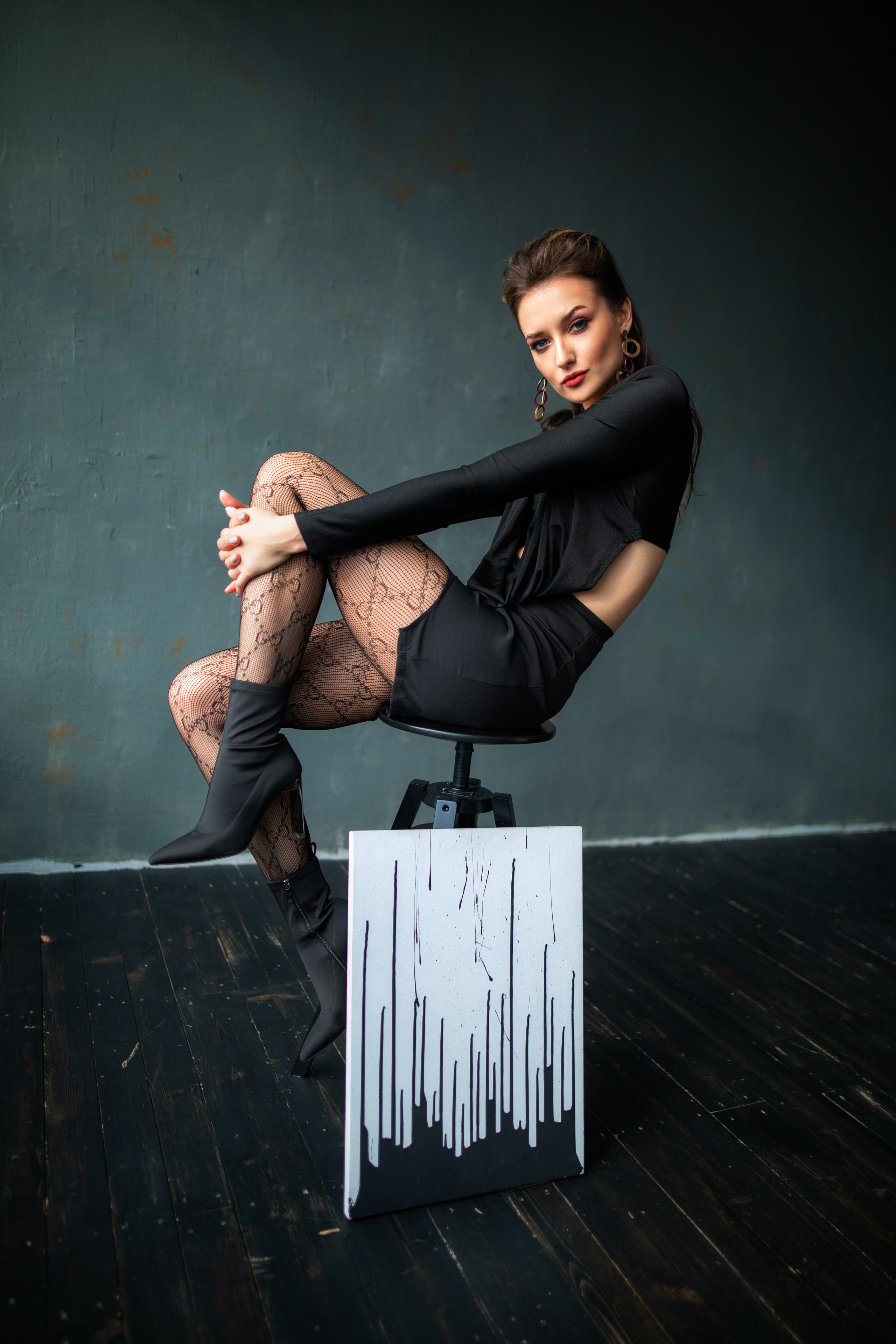 Студийный фотосет с Анастасией в минимальном интерьере в формате для «себя»