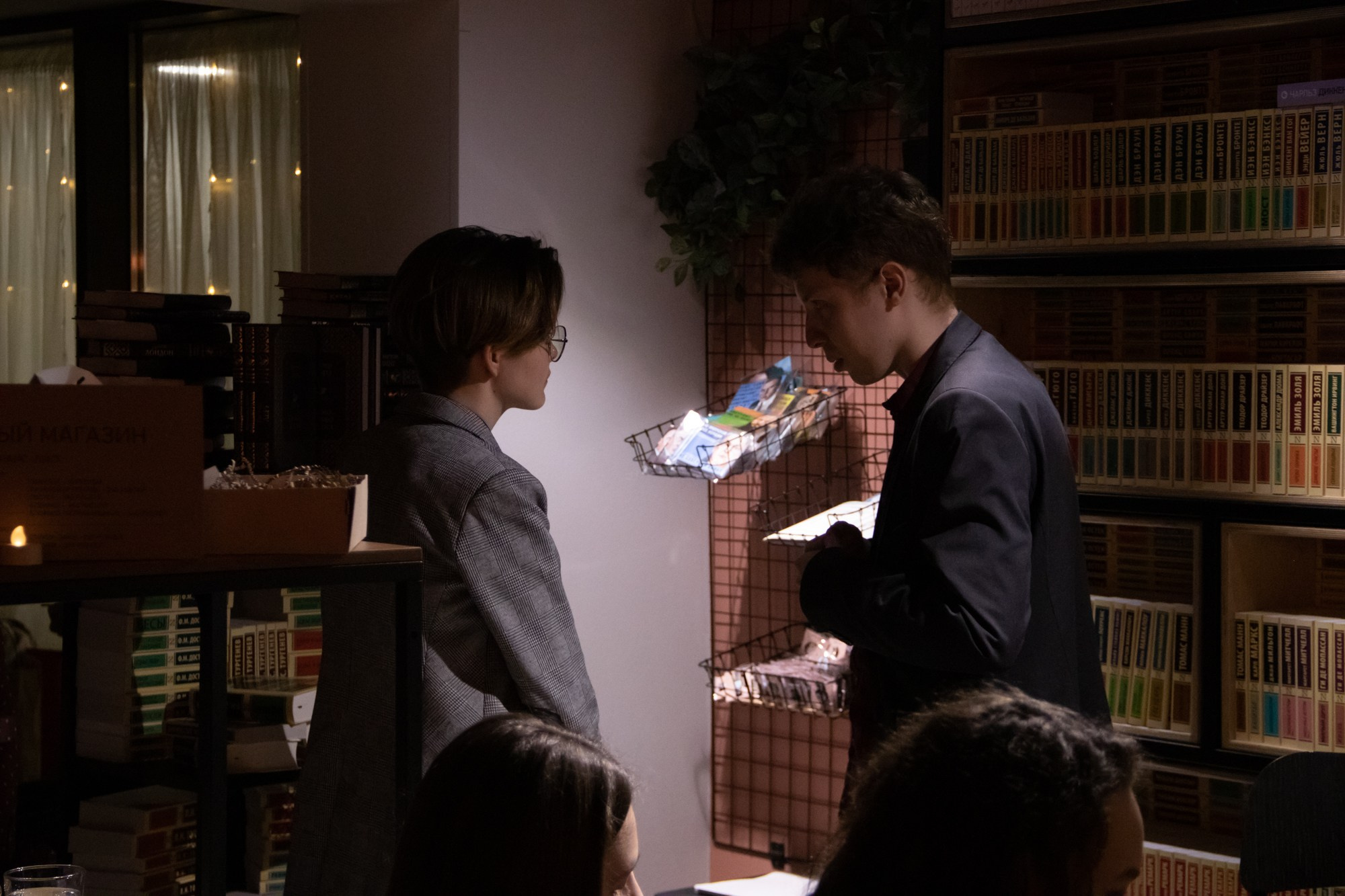 Презентация книги в кофейне «Издательство кофе». Репортажный, промышленный и маркетплейс-фотограф Дмитрий Чернат