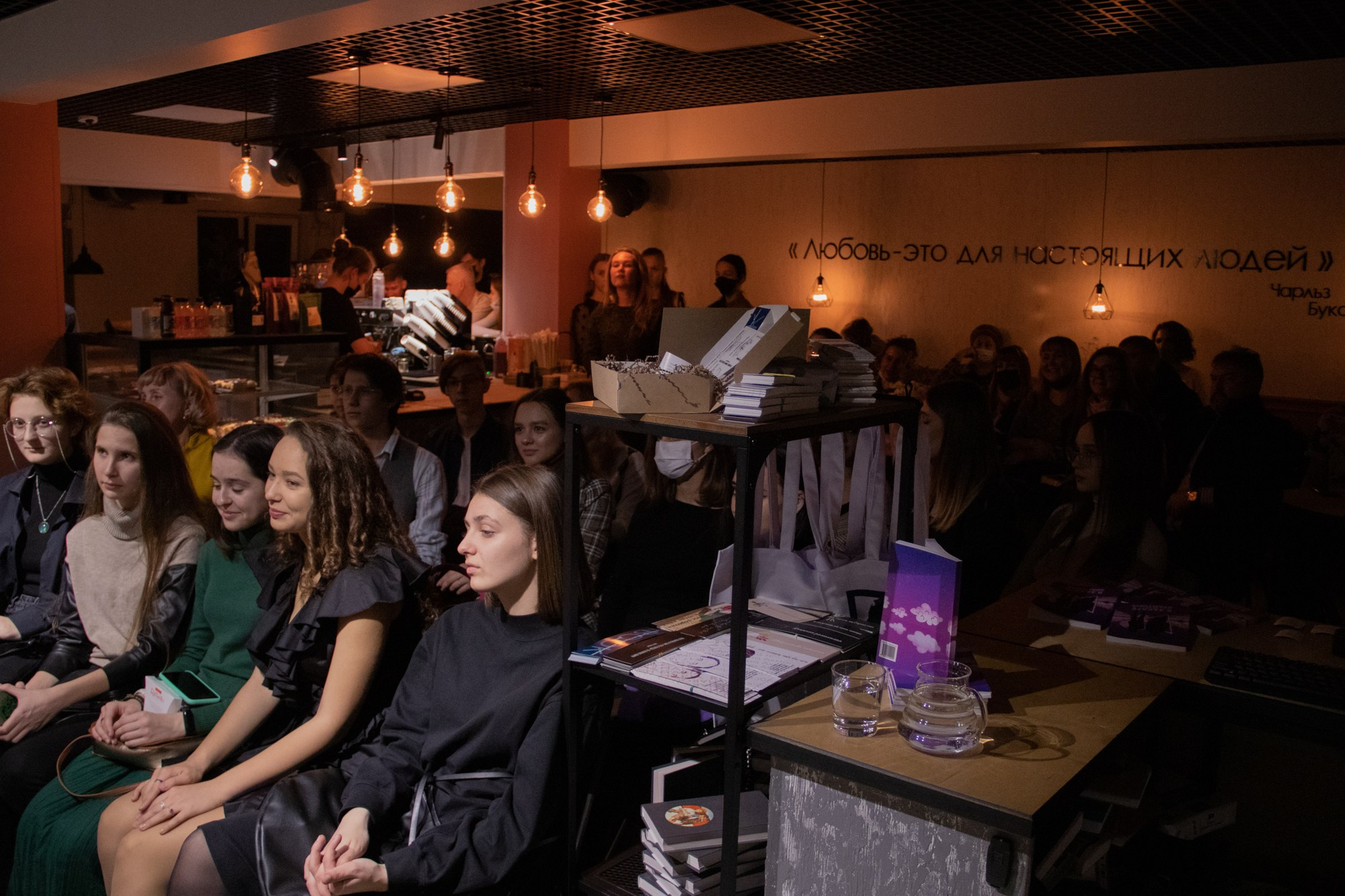 Презентация книги в кофейне «Издательство кофе». Репортажный, промышленный и маркетплейс-фотограф Дмитрий Чернат