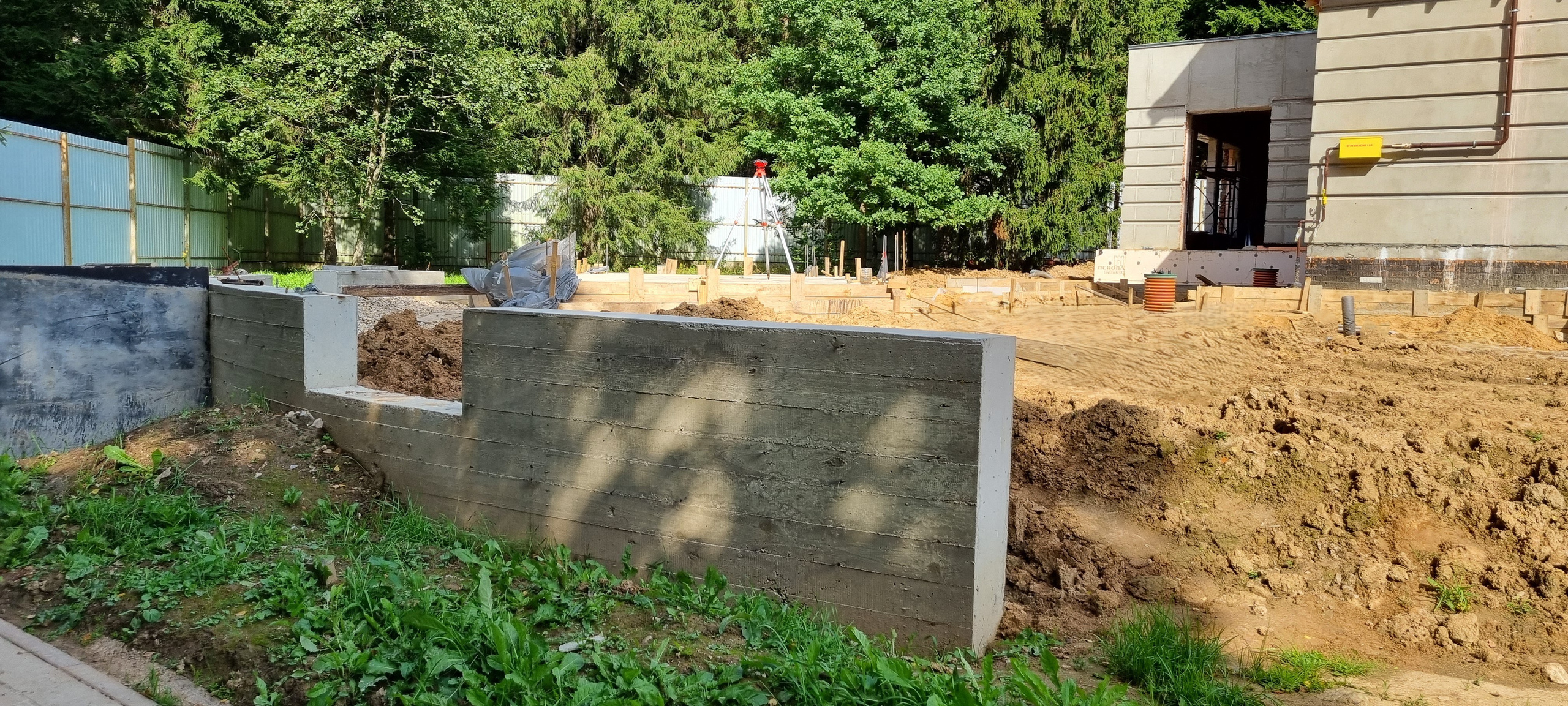 Заливка подпорной стенки из бетона — укрепление склона участка.