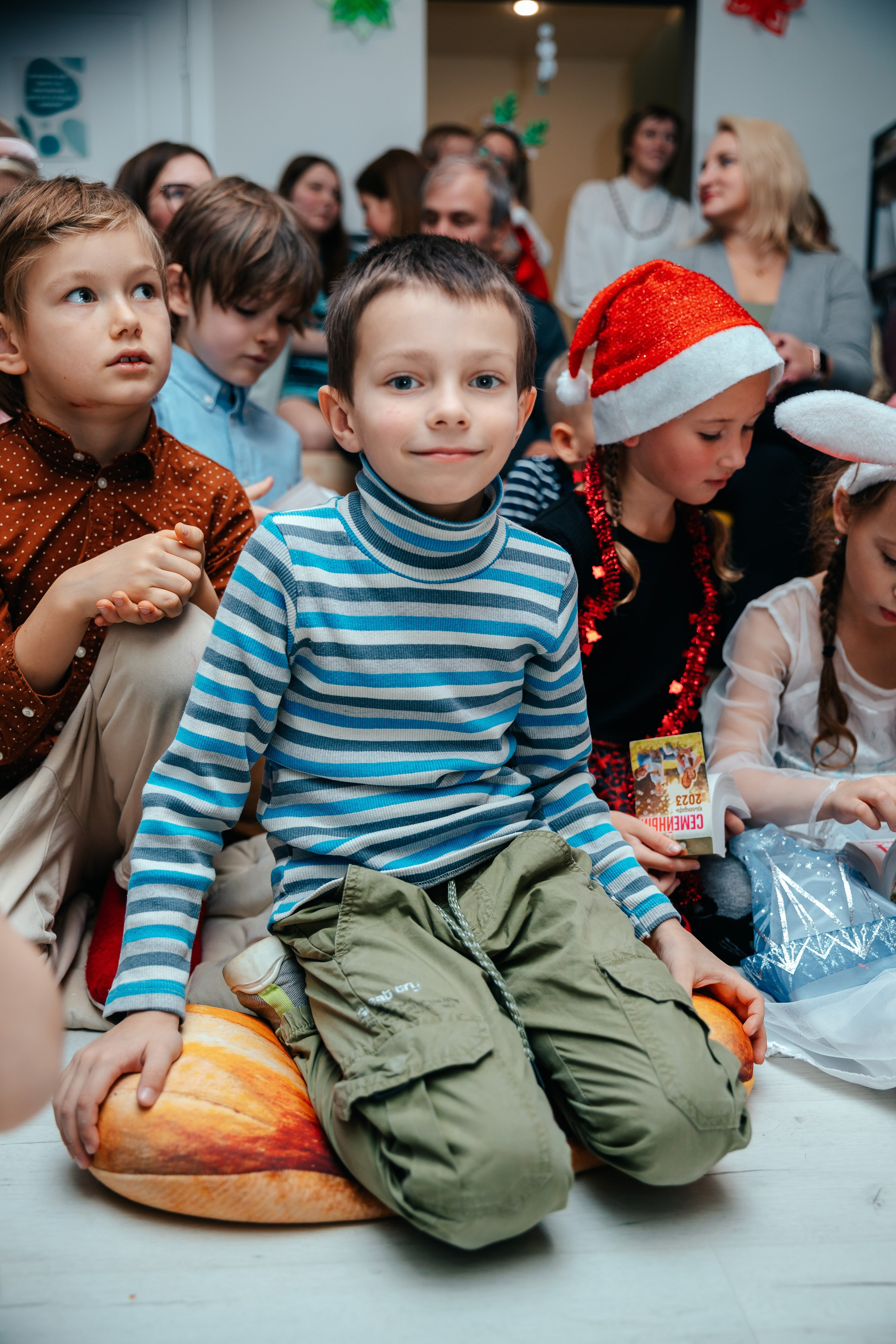 Новогодний утренник в Монтессори-школе. Семейный lifestyle фотограф в Санкт-Петербурге Людмила Пахомова