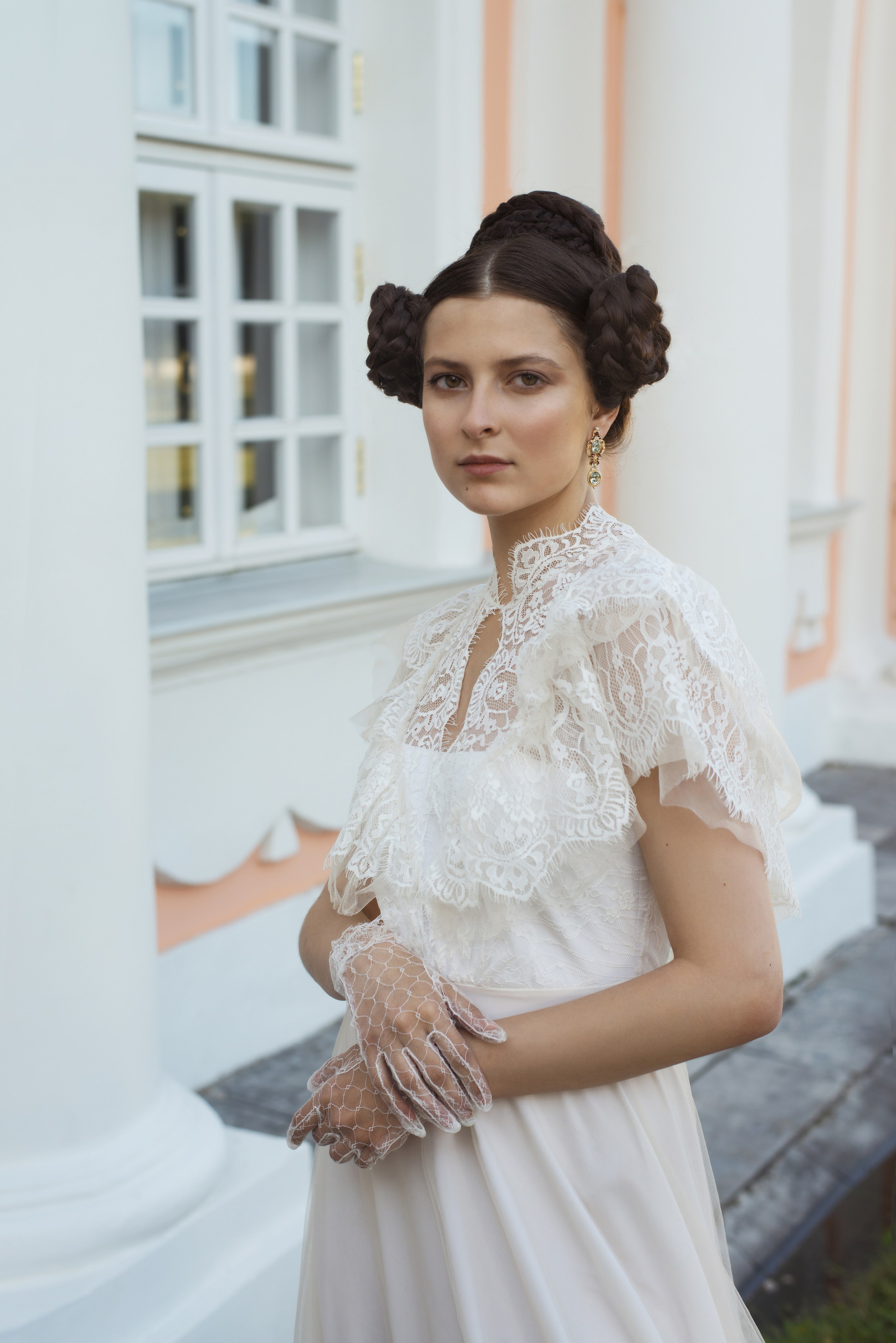 Историческая фотосессия в стиле XIX века в белом платье на фоне особеняка