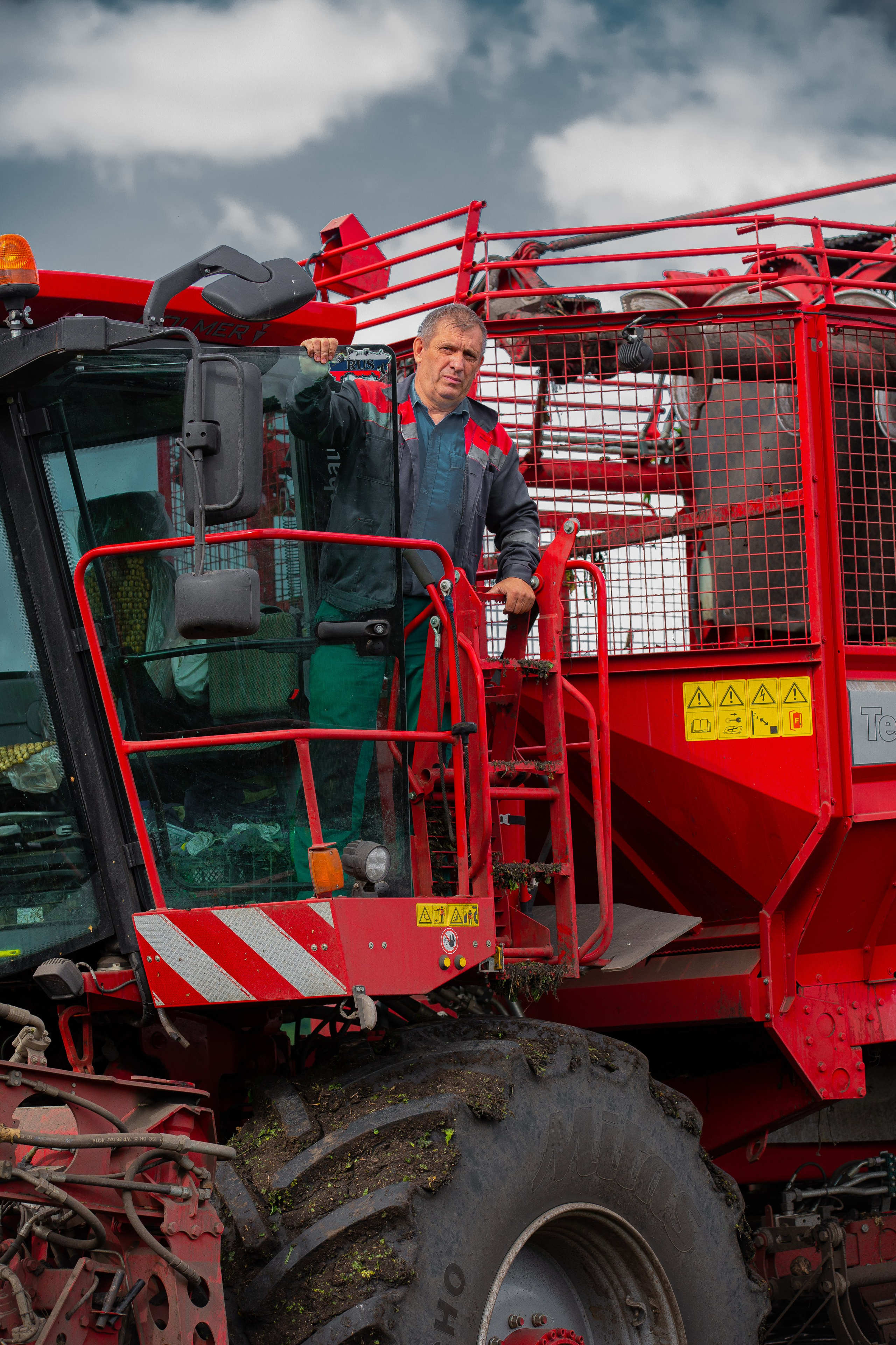 Водитель в кабине сахароуборочного комбайна