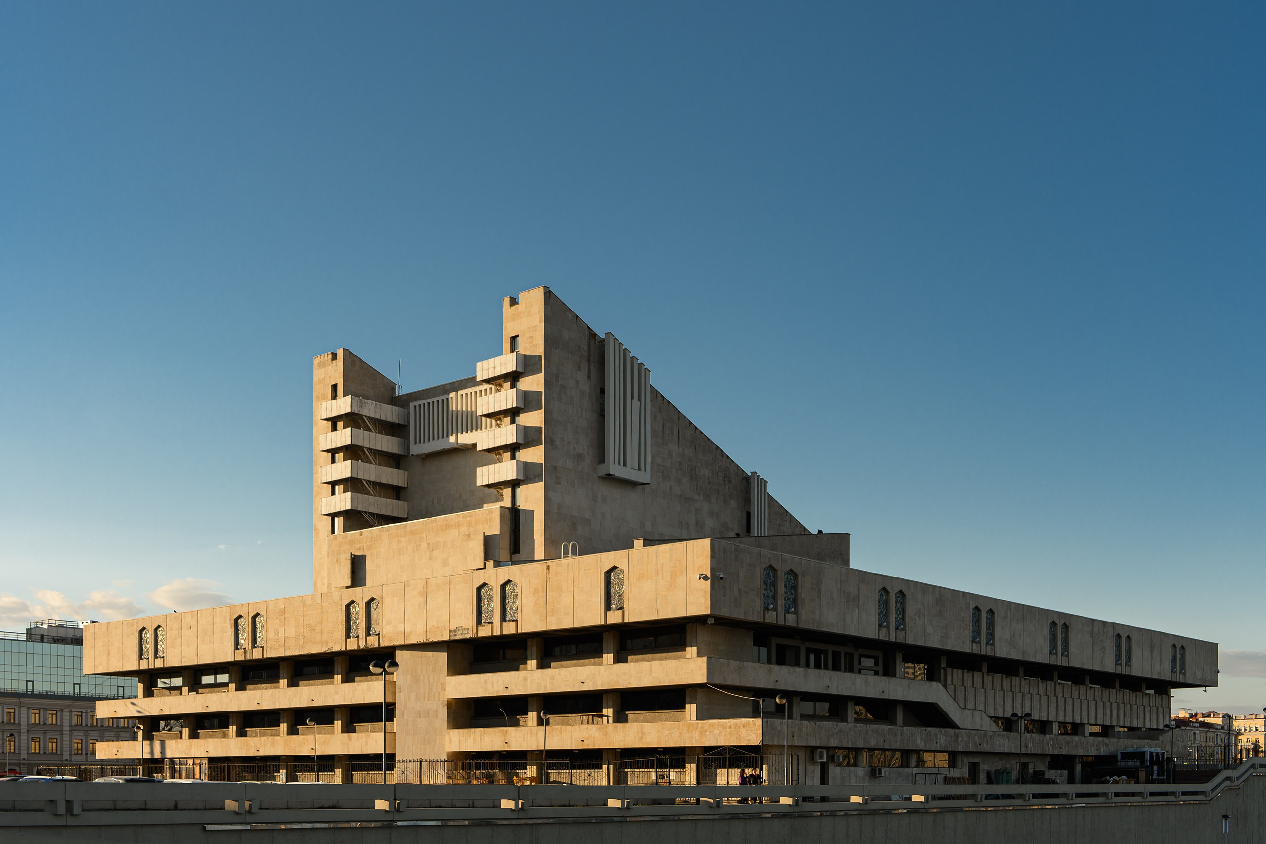 Набережная озера Кабан для портретной фотосессии на закате. Автор фото Алексей Клейменов