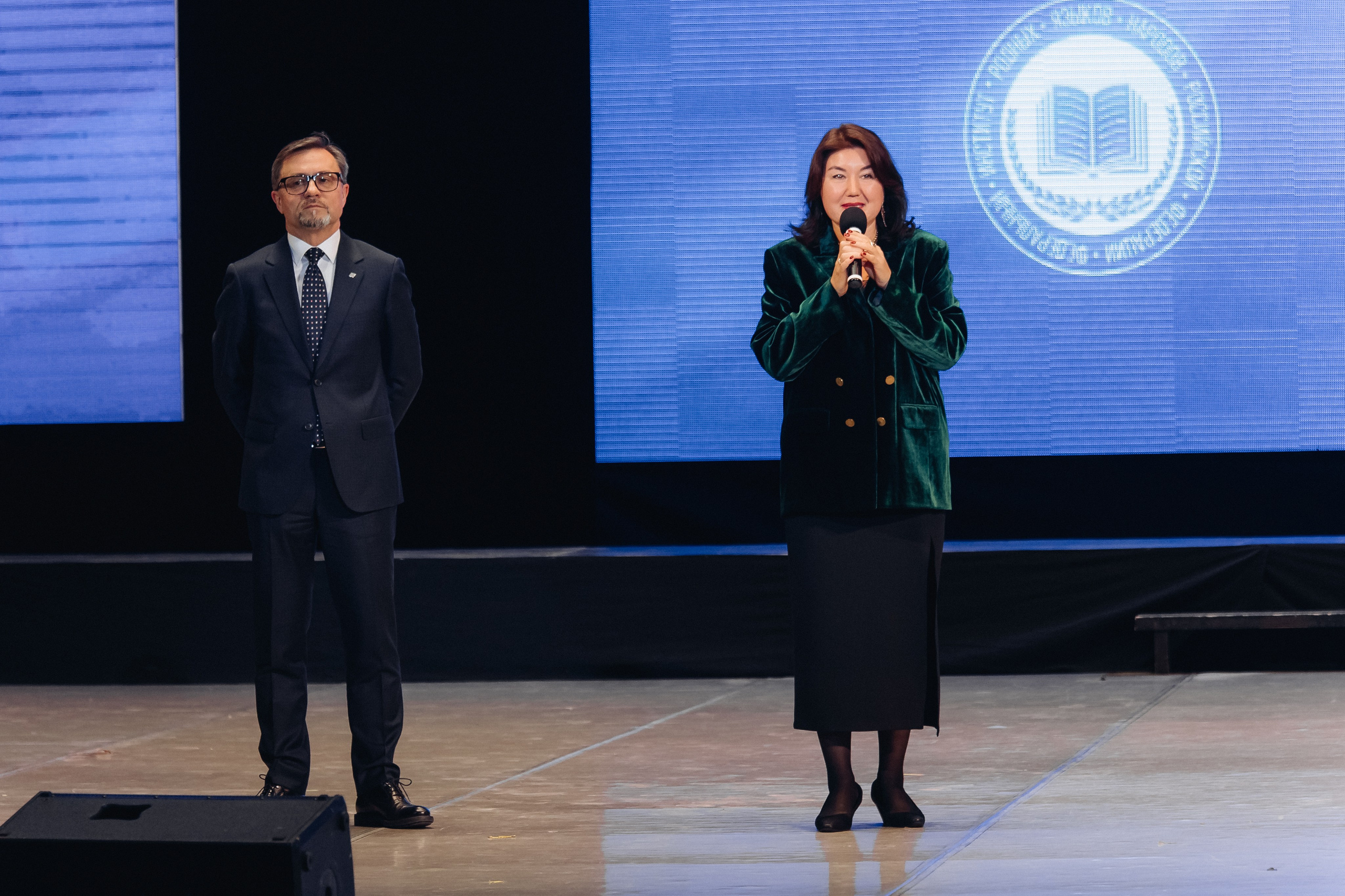 Лучший учитель родного языка и литературы 2025. Свадебный и семейный фотограф в Улан-Удэ