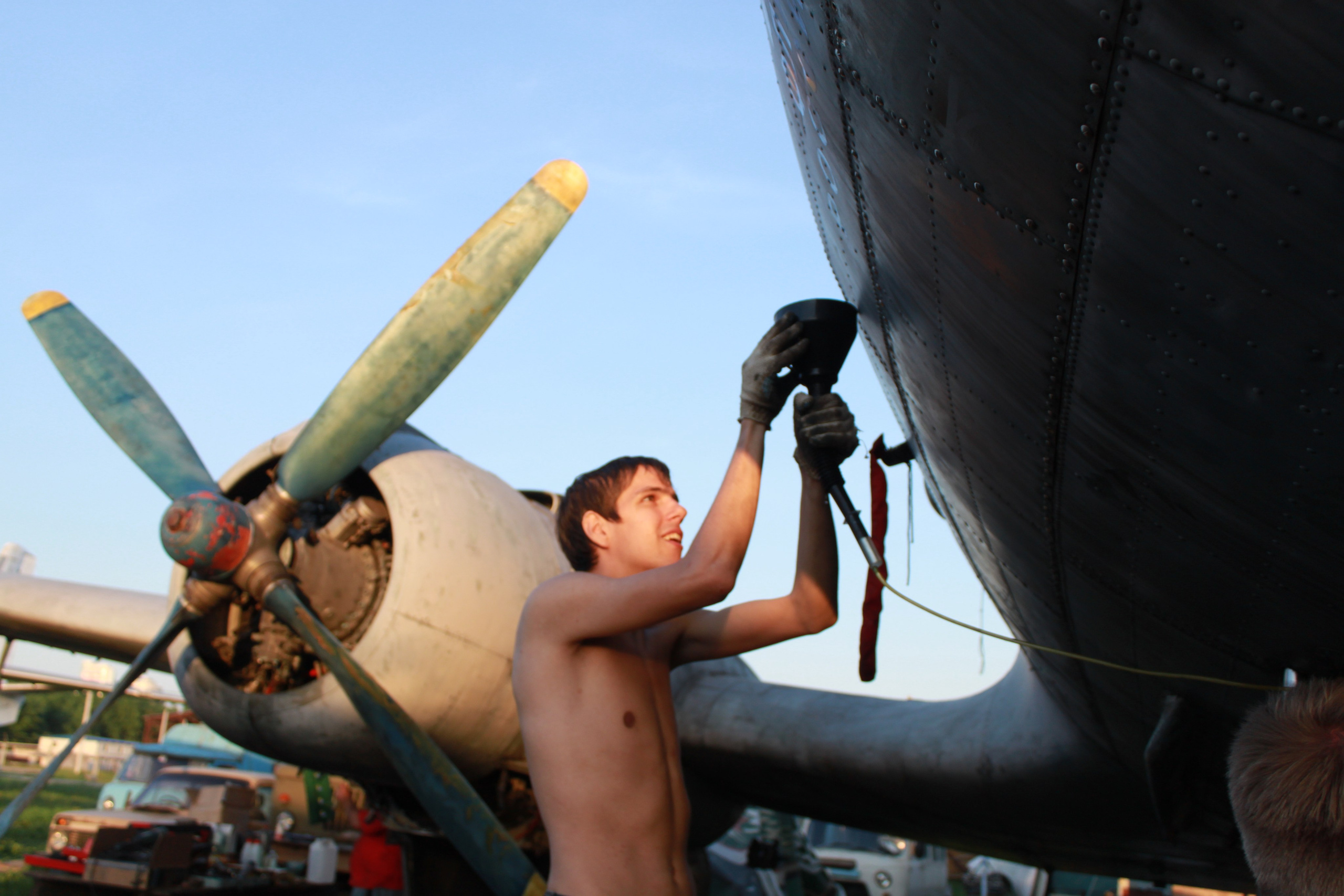 Ил-14Т «Голубая Мечта» работы в Тушино (2011 г.). Фотоальбом показывающий увлекательный мир авиации и мир медведей Андрея Иванова