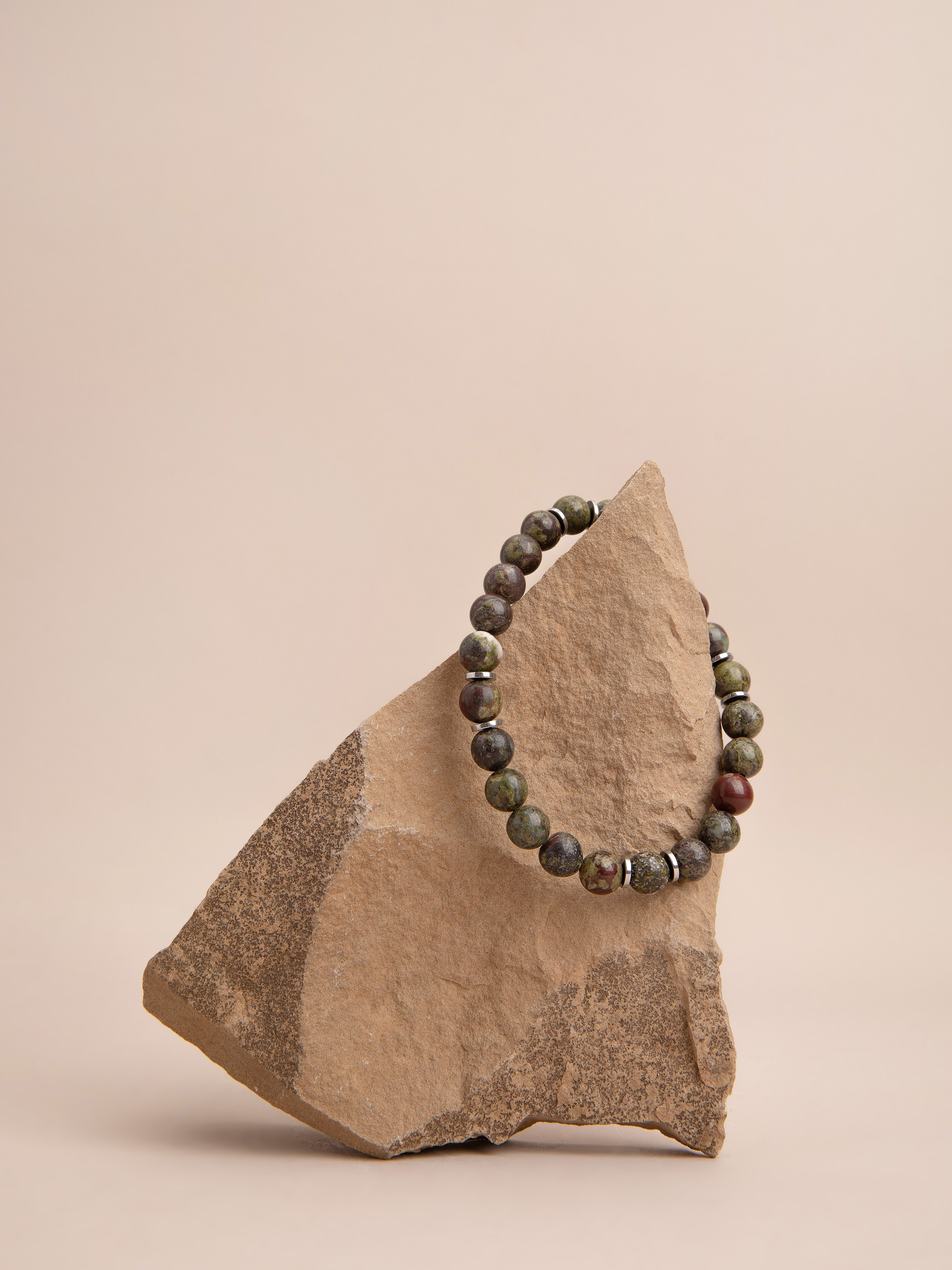 Браслеты ручной работы. Фотостудия предметной и модельной съёмки для маркетплейсов