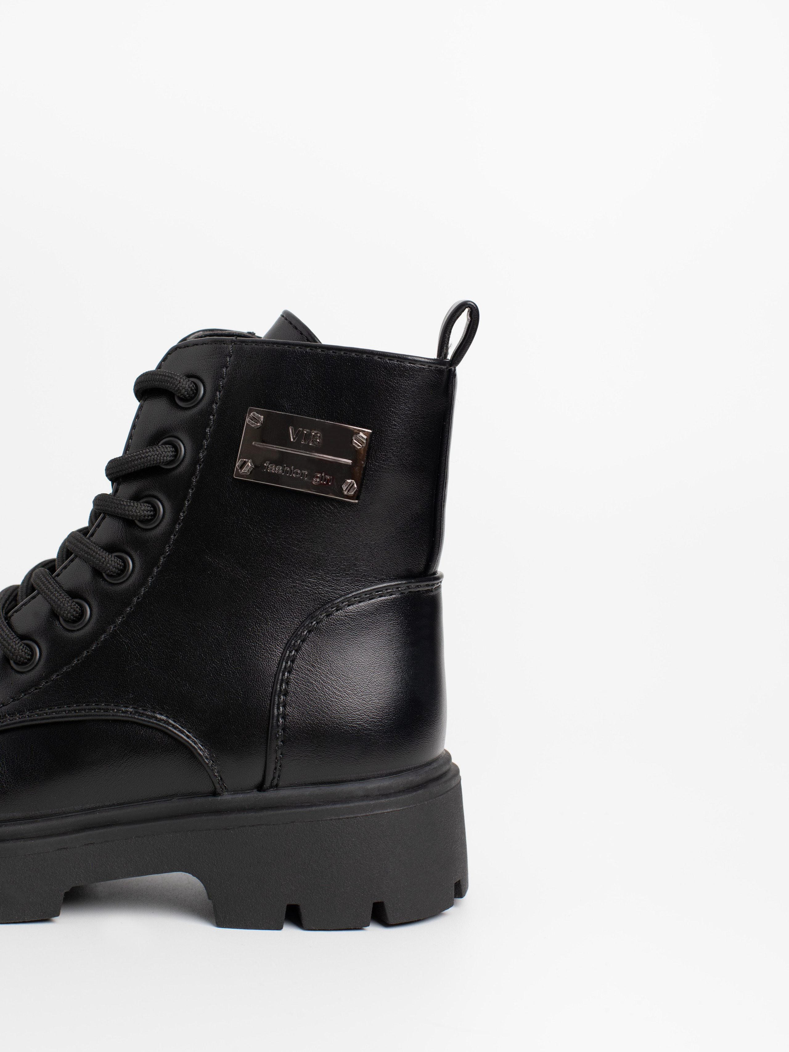 Ботинки для девочки. Фотостудия предметной и модельной съёмки для маркетплейсов