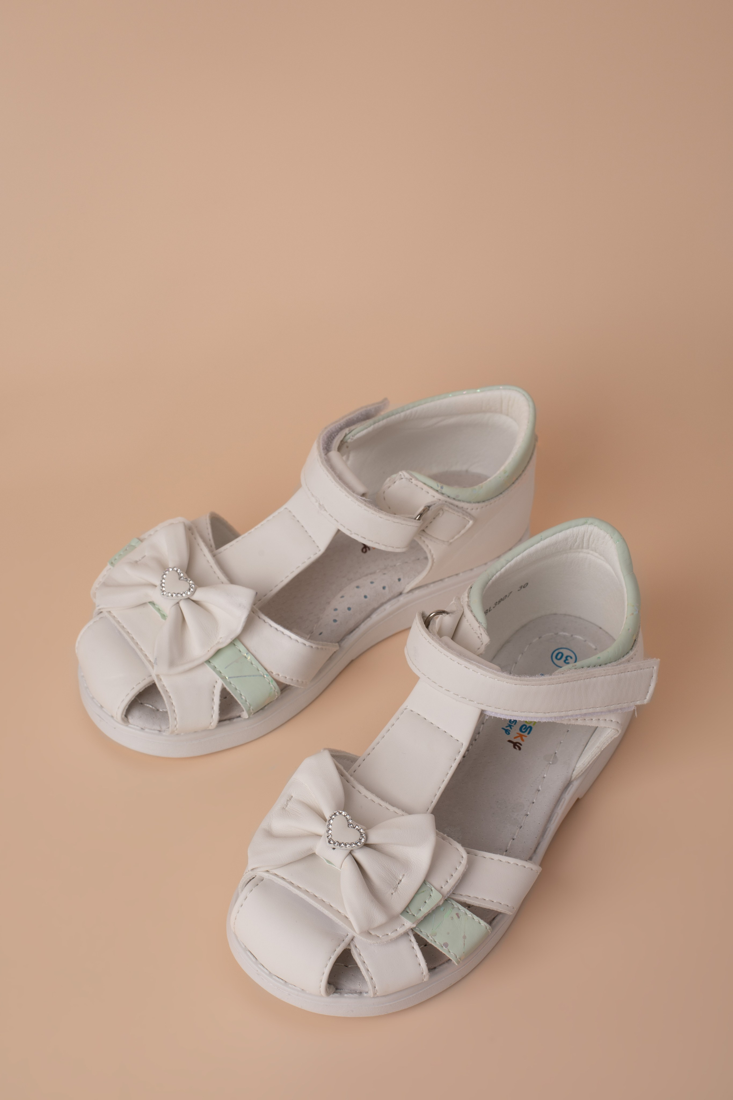 Сандали для девочки. Фотостудия предметной и модельной съёмки для маркетплейсов