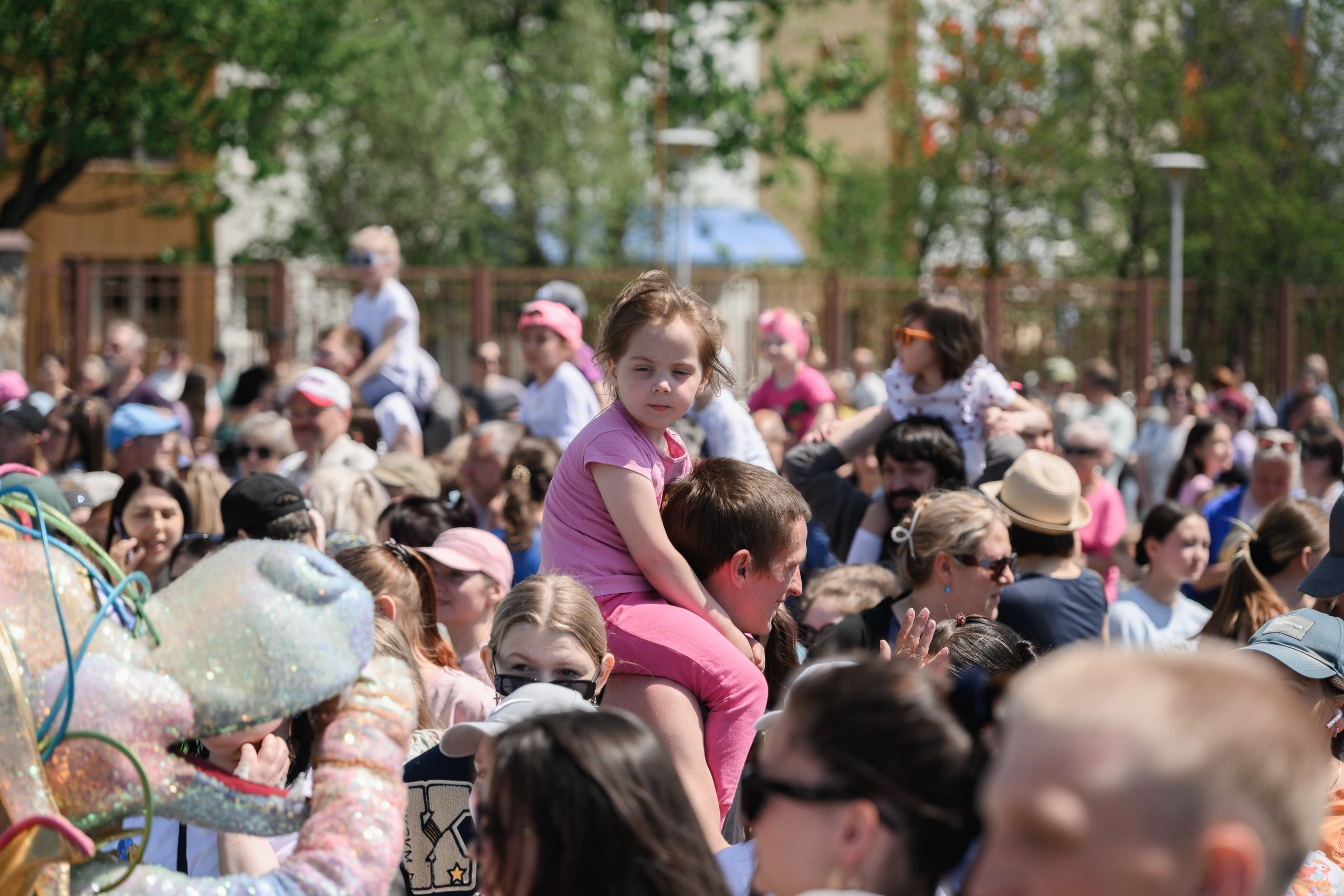 Фотосъемка открытия фонтана в День защиты детей в Петропавловске-Камчатском. Детская фотосессия у фонтана в Петропавловске-Камчатском, Яркие эмоции детей на празднике в Петропавловске-Камчатском. Фотосъемка семейного праздника у фонтана в Петропавловске-Камчатском, Профессиональная съемка детских мероприятий в Петропавловске-Камчатском.  