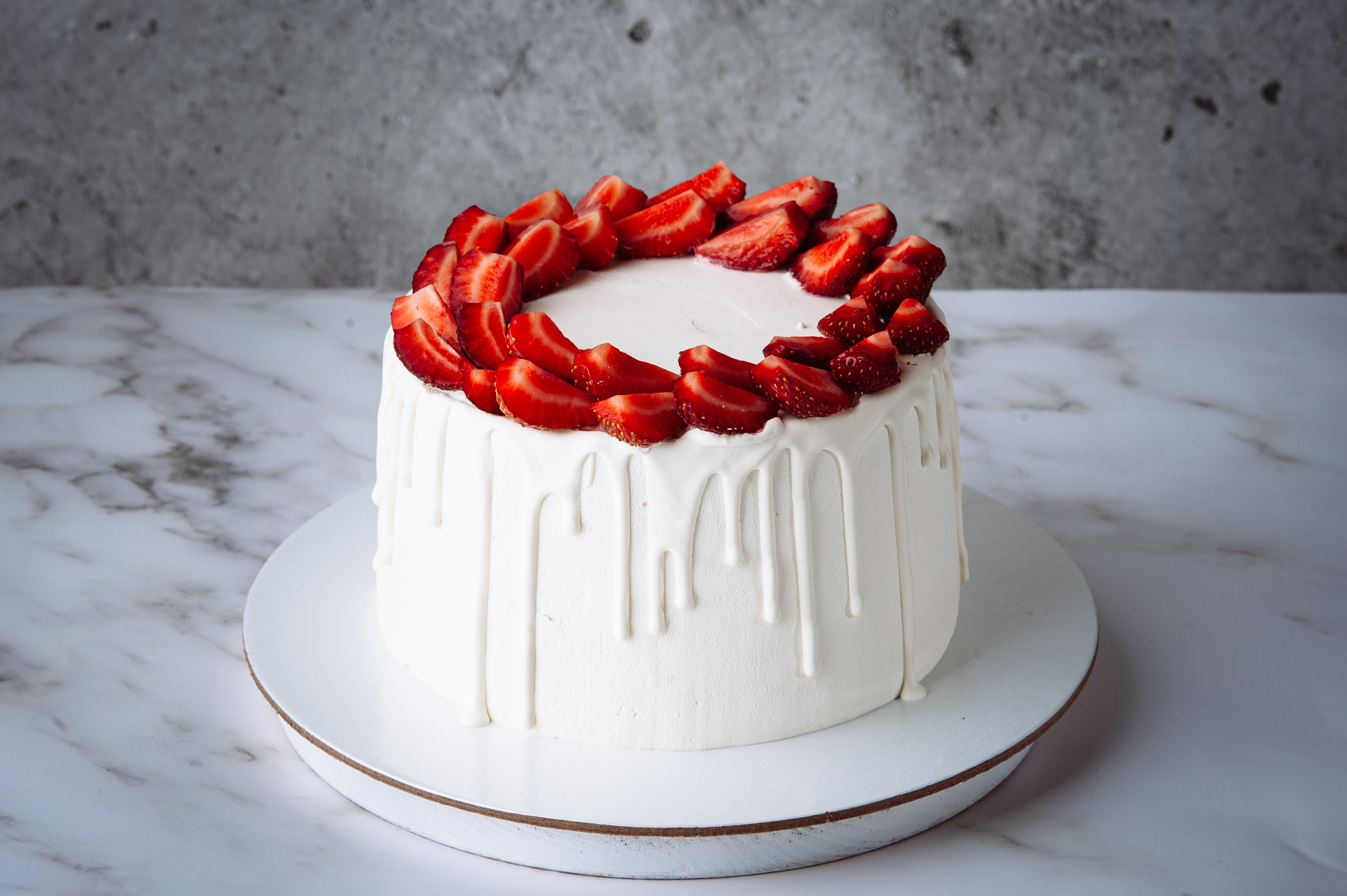 Торт "Белый жемчуг" — идеальное сочетание легкости, нежности и сливочности.Воздушный ванильный бисквит, нежный клубничный мармелад и малиновое кремю с текстурой, напоминающей сливочно-малиновое мороженое, создают гармонию вкусов. Дополняет это наслаждение крем из взбитых сливок и крем-чиза, который добавляет легкость и изысканность.Этот торт — настоящая поэзия вкуса для тех, кто ценит утонченные десерты.