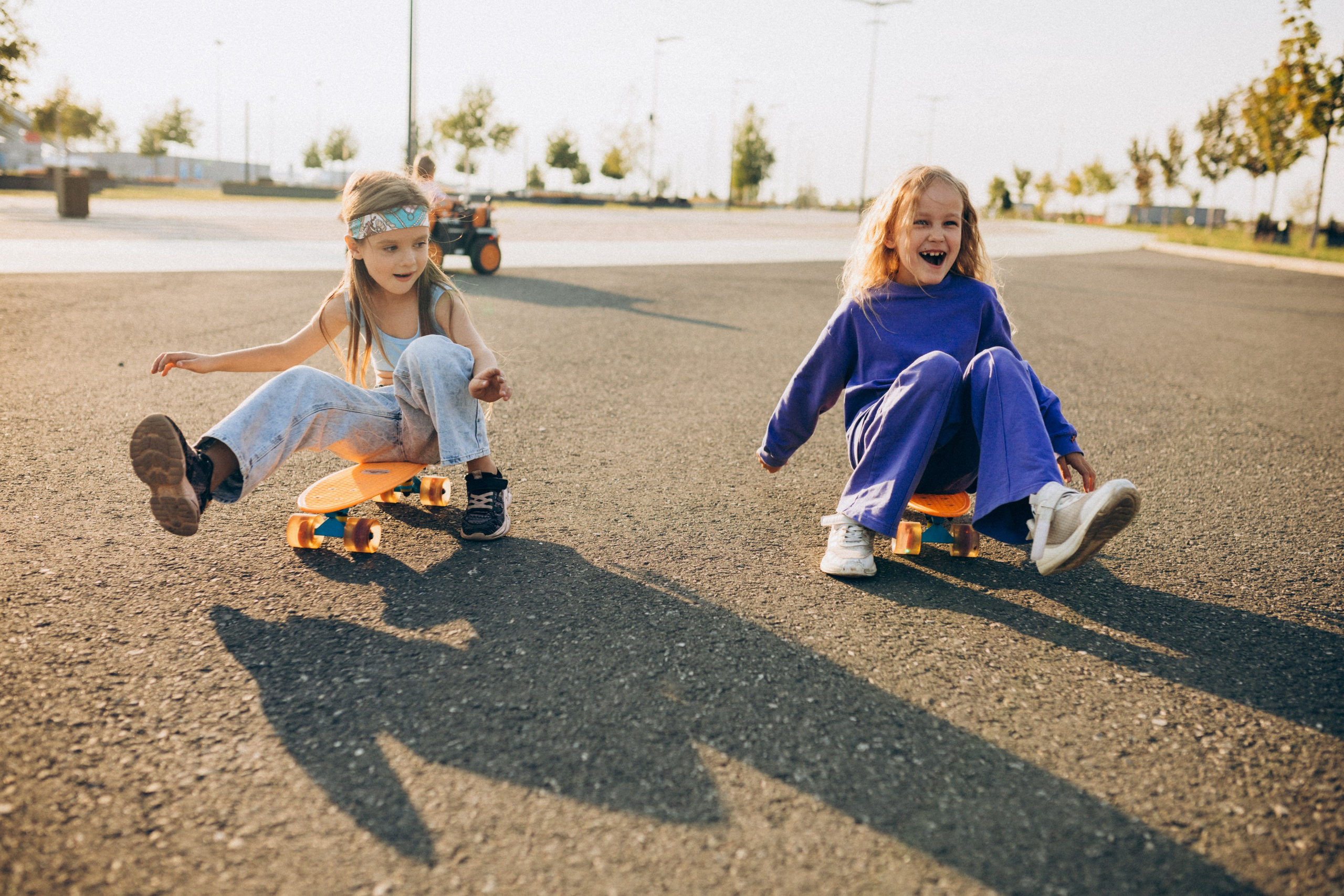 девочки подружки весело катаются на скейтах фотосессия