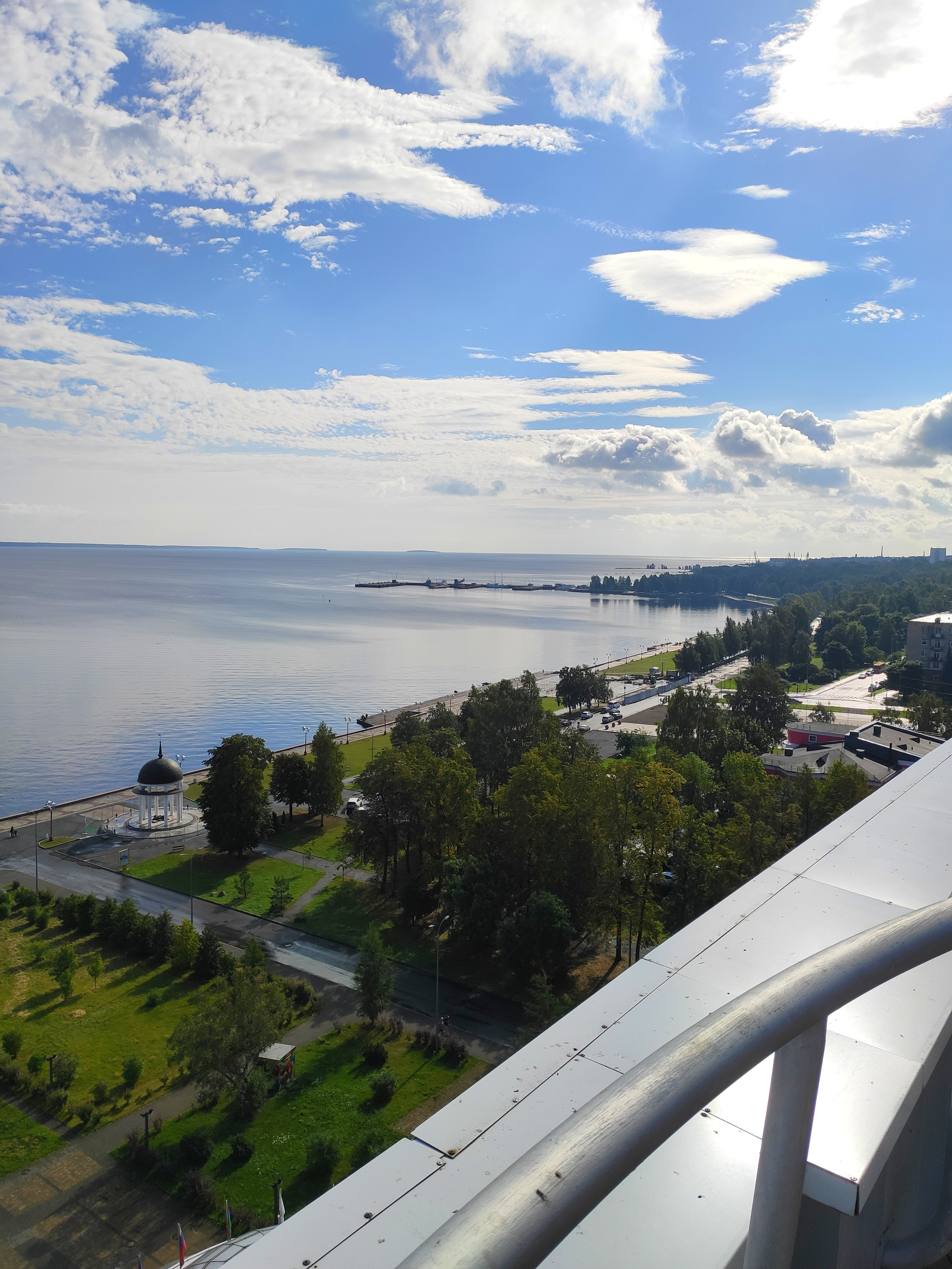 Бронировал поездку в последний момент, бюджет был европейский - в итоге взяли люкс-номер в отеле Космос. Оказался двухэтажный многокомнатный номер с огромнейшим (размером с площадь половины крыши отеля) балконом-верандой и шикарным видом на Онежское озеро